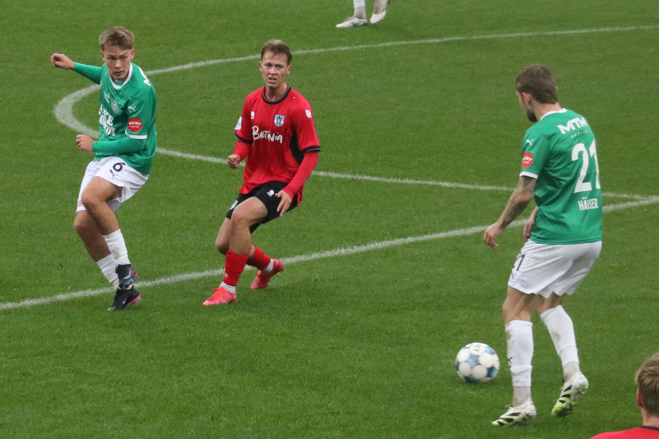 Benjamin Kold (t.v.) har dannet et fint makkerpar med Magnus Häuser (th) på Næstveds midtbane. Foto: John Ringstrøm