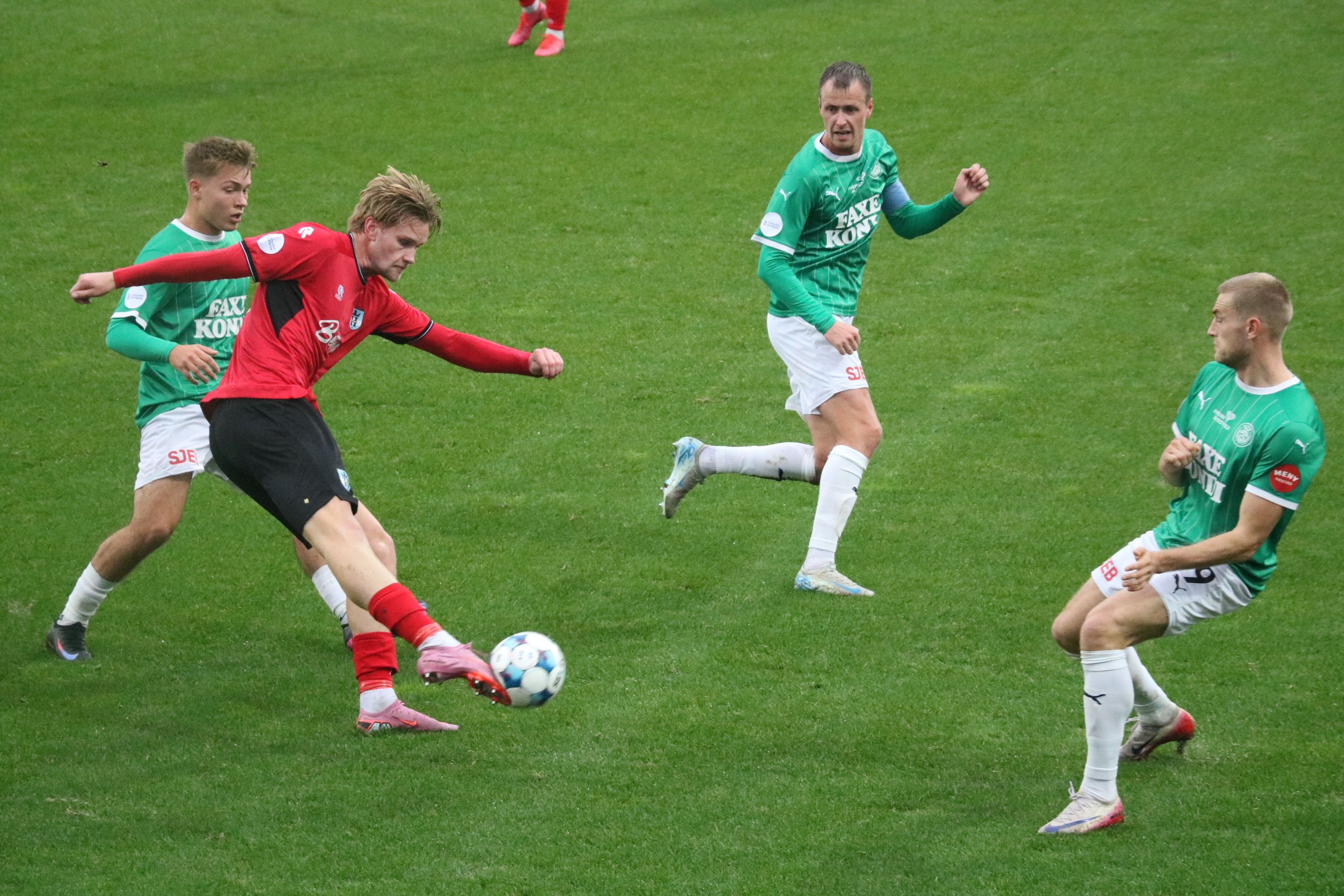 Mark Kongstedt (grøn i midten) er en smule bekymret, men han mener samtidig, at det kun handler om nogle små justeringer for at komme tilbage på vindersporet. Billedet er fra en tidligere kamp. Foto: John Ringstrøm