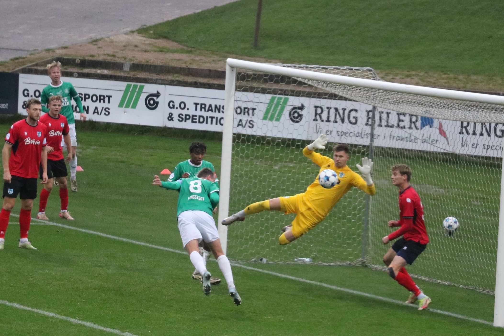Mark Kongstedt har en kæmpe chance, som Helsingørs polske målmand Maksymilian Boruc redder. Foto: John Ringstrøm