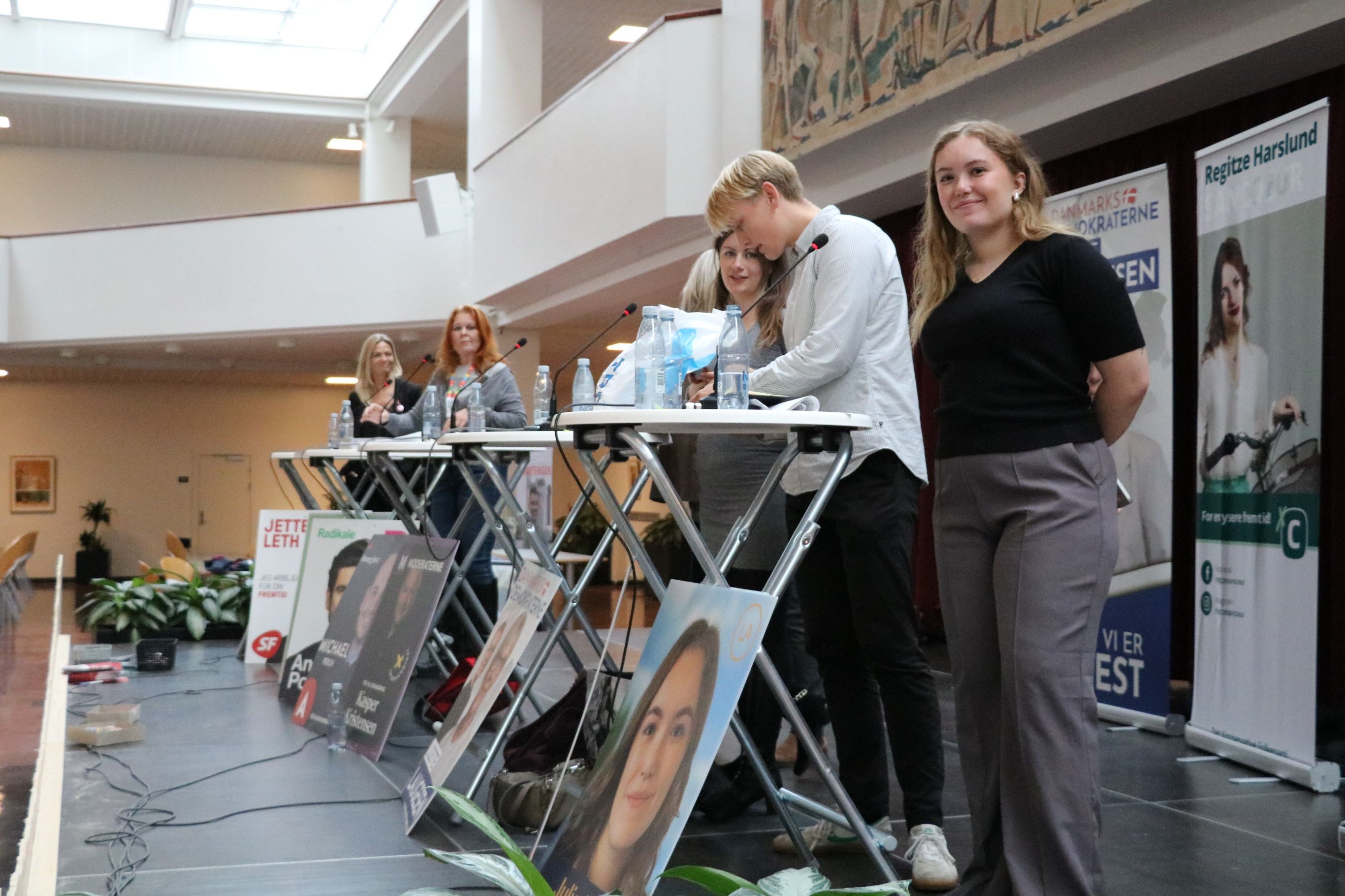 Julie Kleis fra Liberal Alliance klarede sin første gymnasiedebat med bravour. Her står hun ved siden af panelets yngste deltager, Alfred Søndergaard fra Venstre. Foto: John Ringstrøm