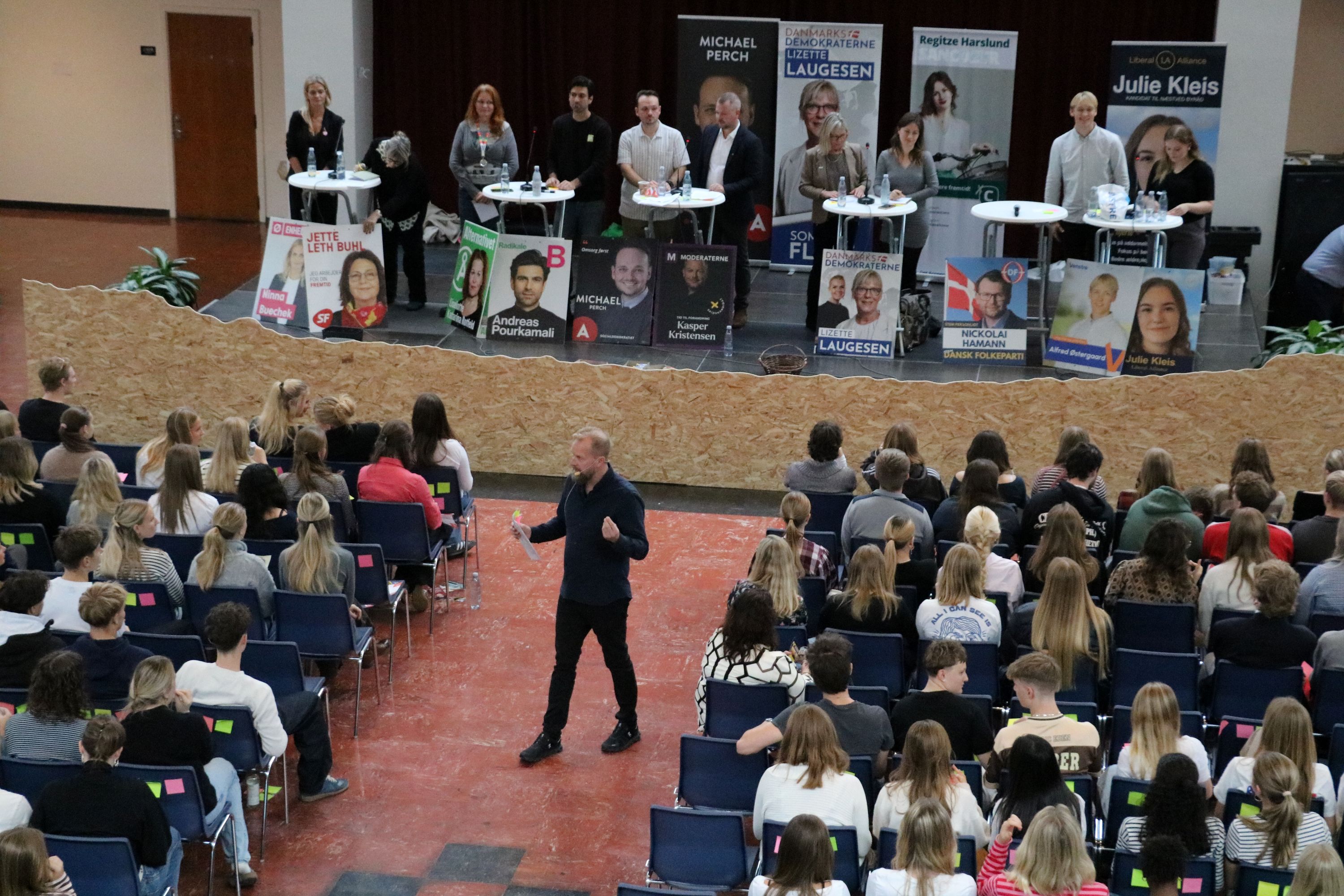 Samfundsfags- og historielærer Peter Ellegaard var den skarpe moderator. Foto: John Ringstrøm