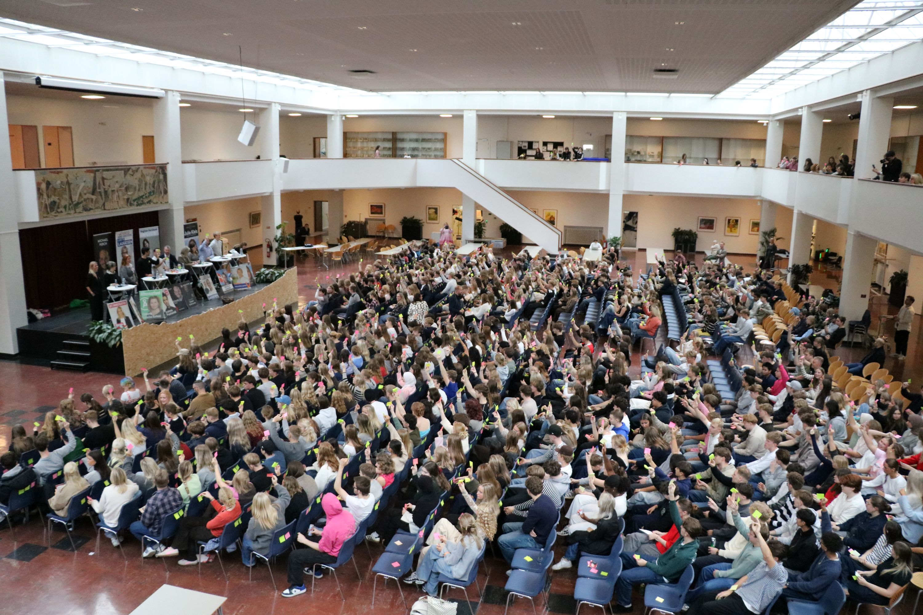 Der var også storafstemning med post-its på forskellige spørgsmål i aulaen. Foto: John Ringstrøm