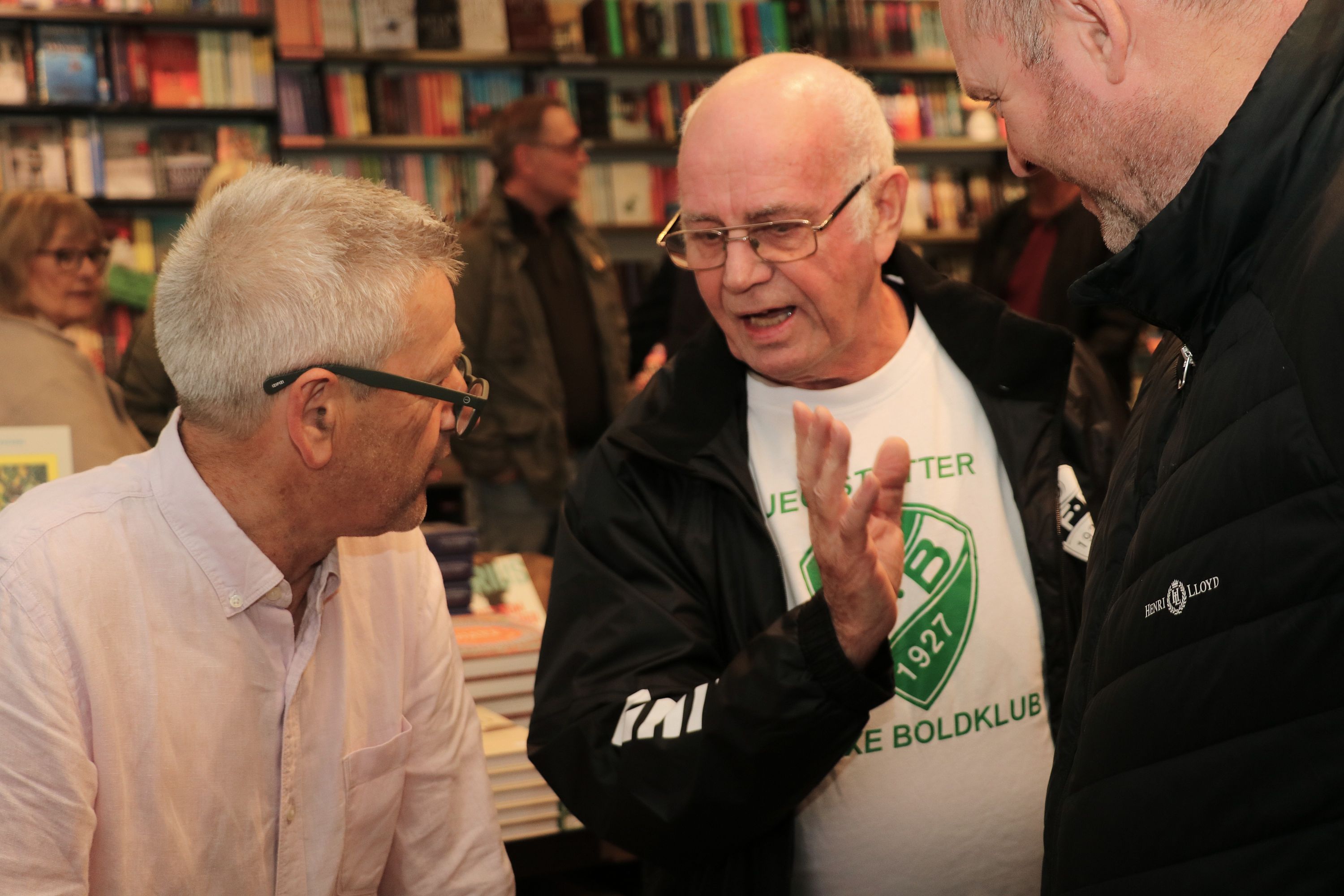 Seniorformand i Faxe Boldklub, Steffen Kjær, fik Olsens autograf på en Faxe-trøje, som skal hjem og hænge i klubhuset... på Jesper Olsens Vej! Foto: John Ringstrøm