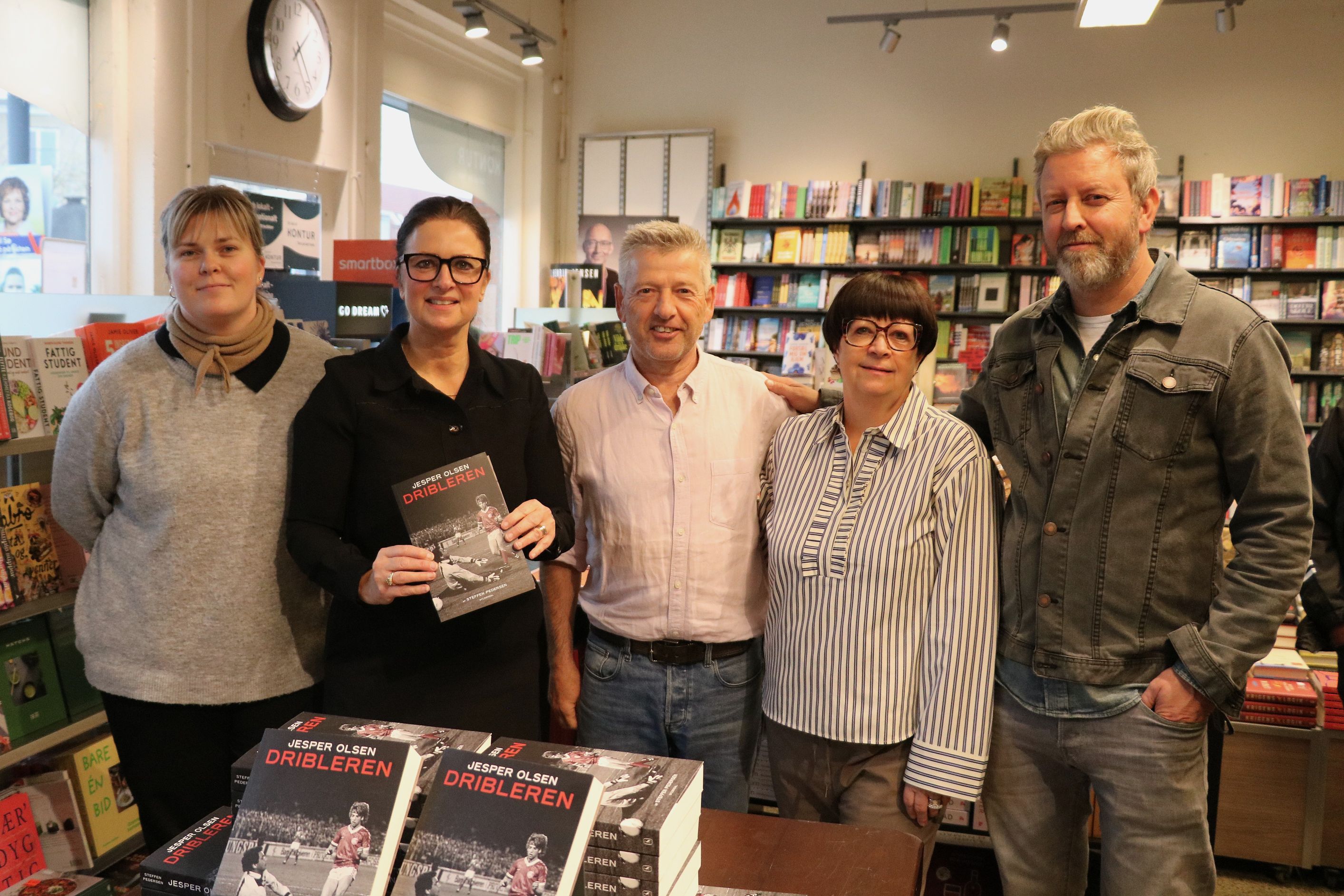 Smil på hos Boghuset i Faxe. Fra venstre Sofia Christiansen, ejer Charlotte Hemmingsen, Jesper Olsen, Lis Albrechtsen og forfatter Steffen Pedersen. Foto: John Ringstrøm