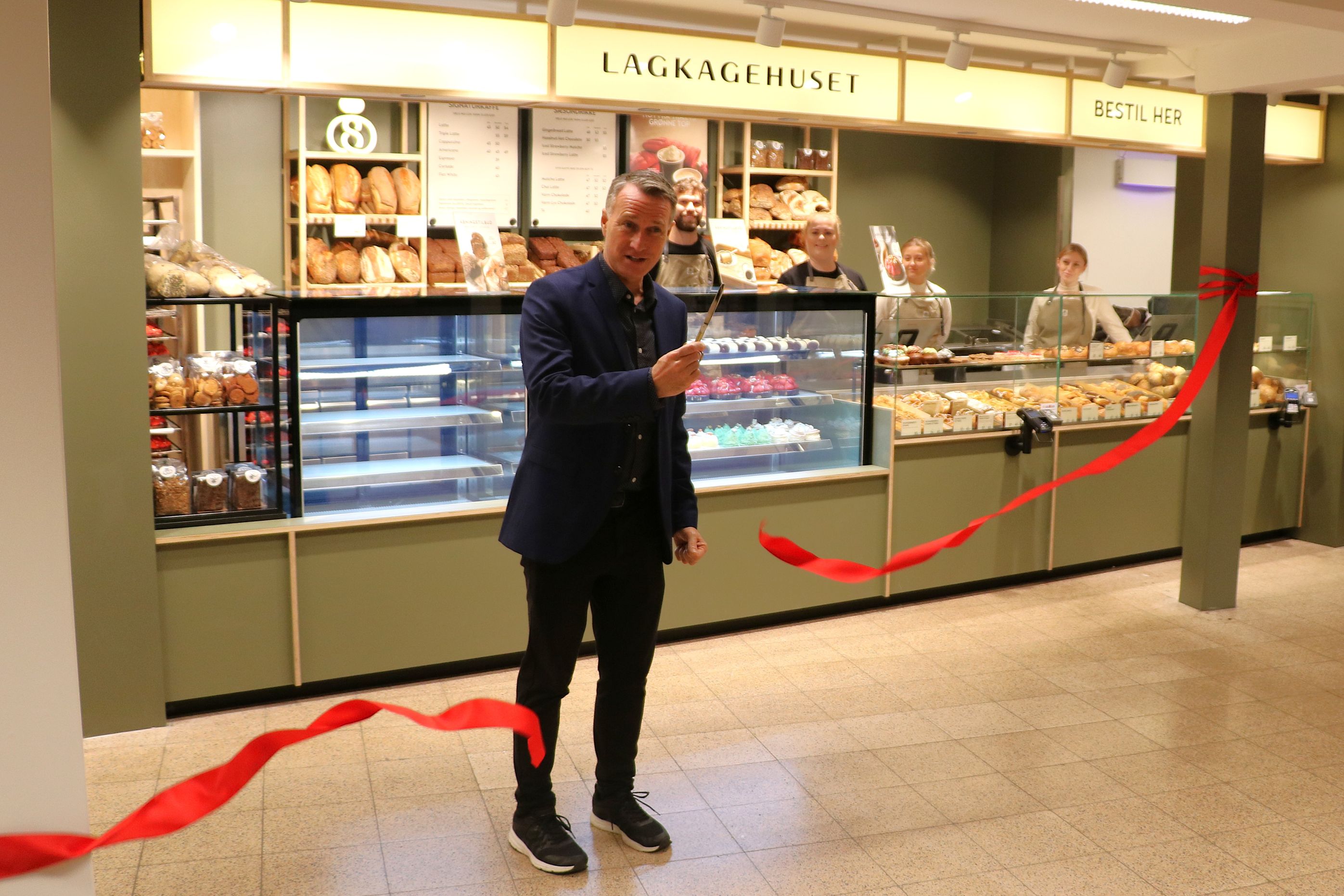 Carsten Rasmussen klipper den røde snor og byder velkommen til Lagkagehuset. Foto: John Ringstrøm