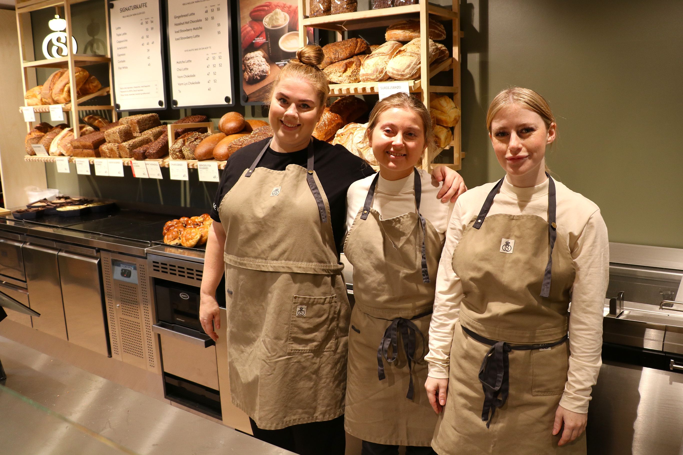 Polette Bengtsen (th) bliver daglig butikschef i Lagkagehuset. Hun havde assistance på åbningsdagen af projektleder Stine Rasmussen (t.v.) og Thea Wermuth, der er butikschef i København. Foto: John Ringstrøm