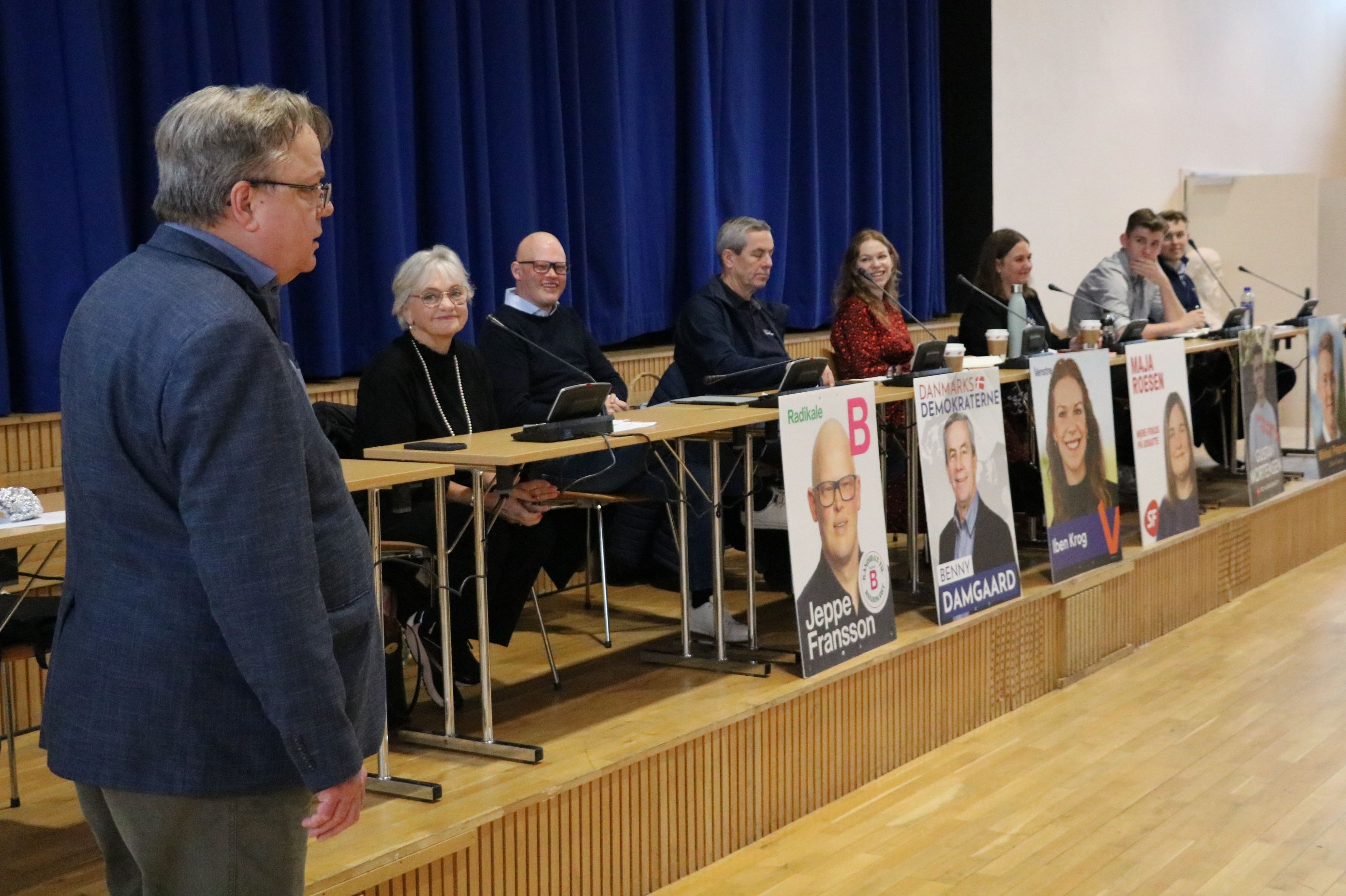 Samfundsfags- og historielærer Morten Uhrskov Jensen agerede moderator, da omkring 120 elever fik en valgdebat med syv politikere. Foto: John Ringstrøm