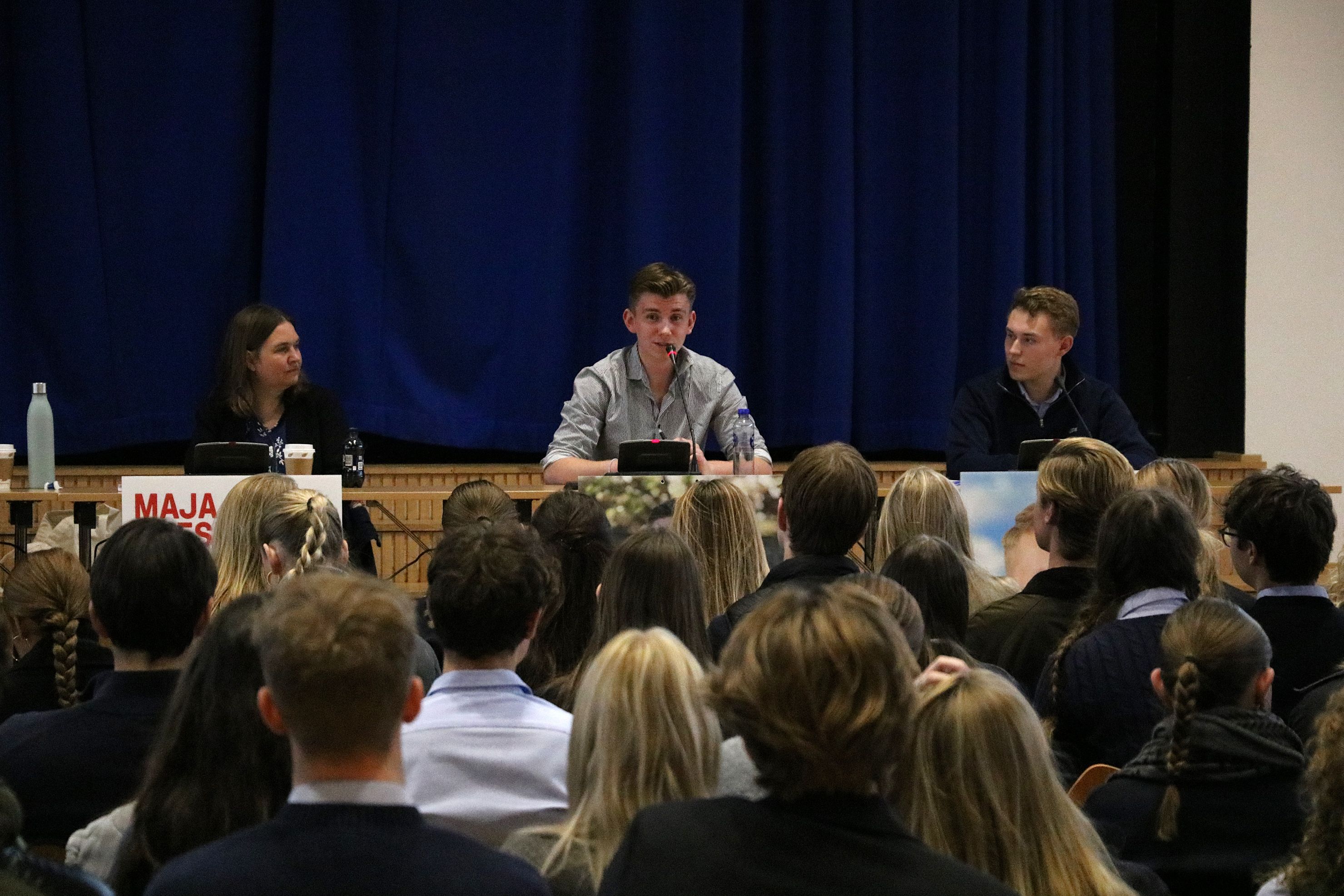Gustav Mortensen har taget ordet, mens Mikkel Petersen (th) og SFs Maja Roesen lytter. Foto: John Ringstrøm 