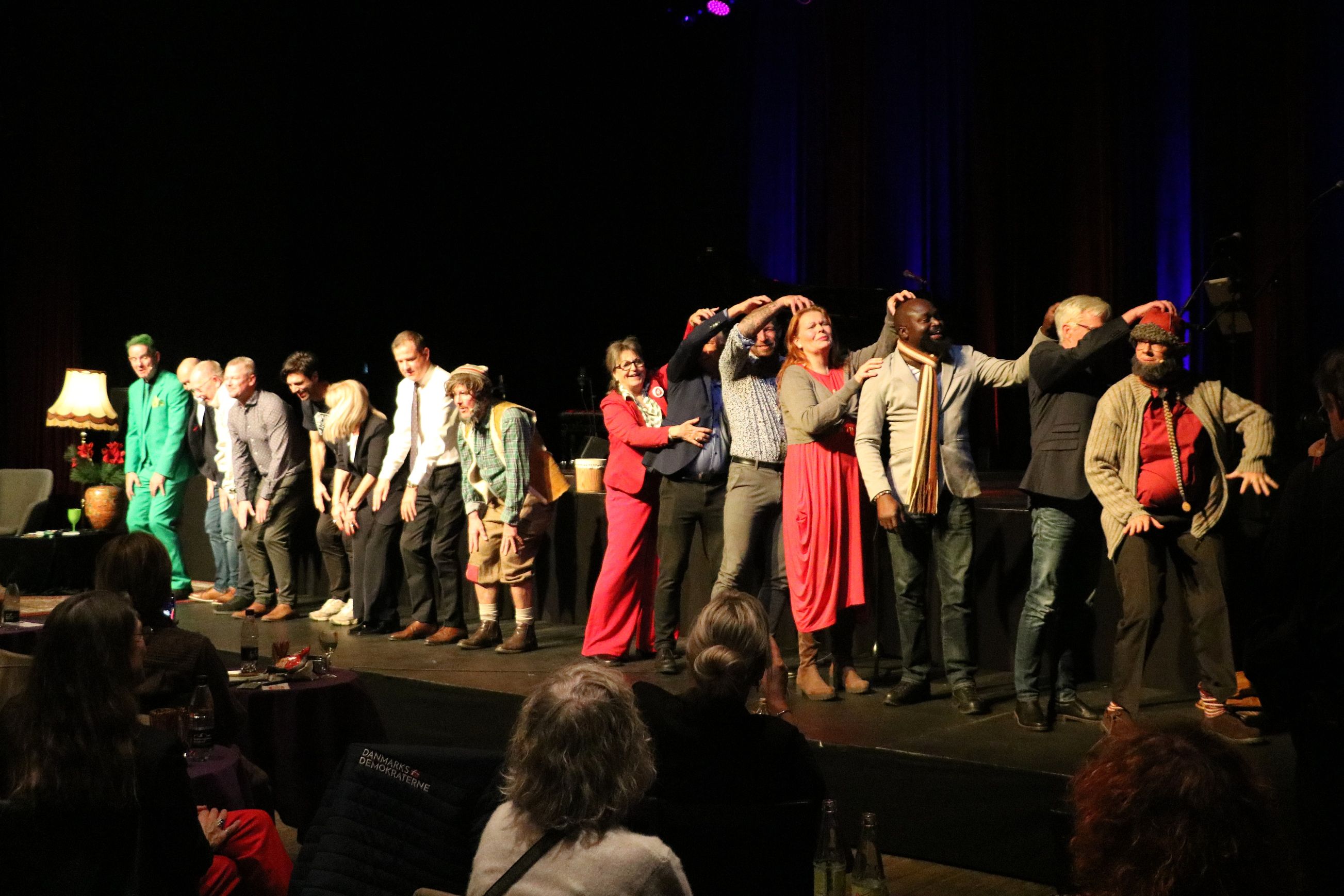Der blev grinet af løjerne på scenen, da Dansk Rakkerpak hev flere byrådskandidater op. Foto: John Ringstrøm