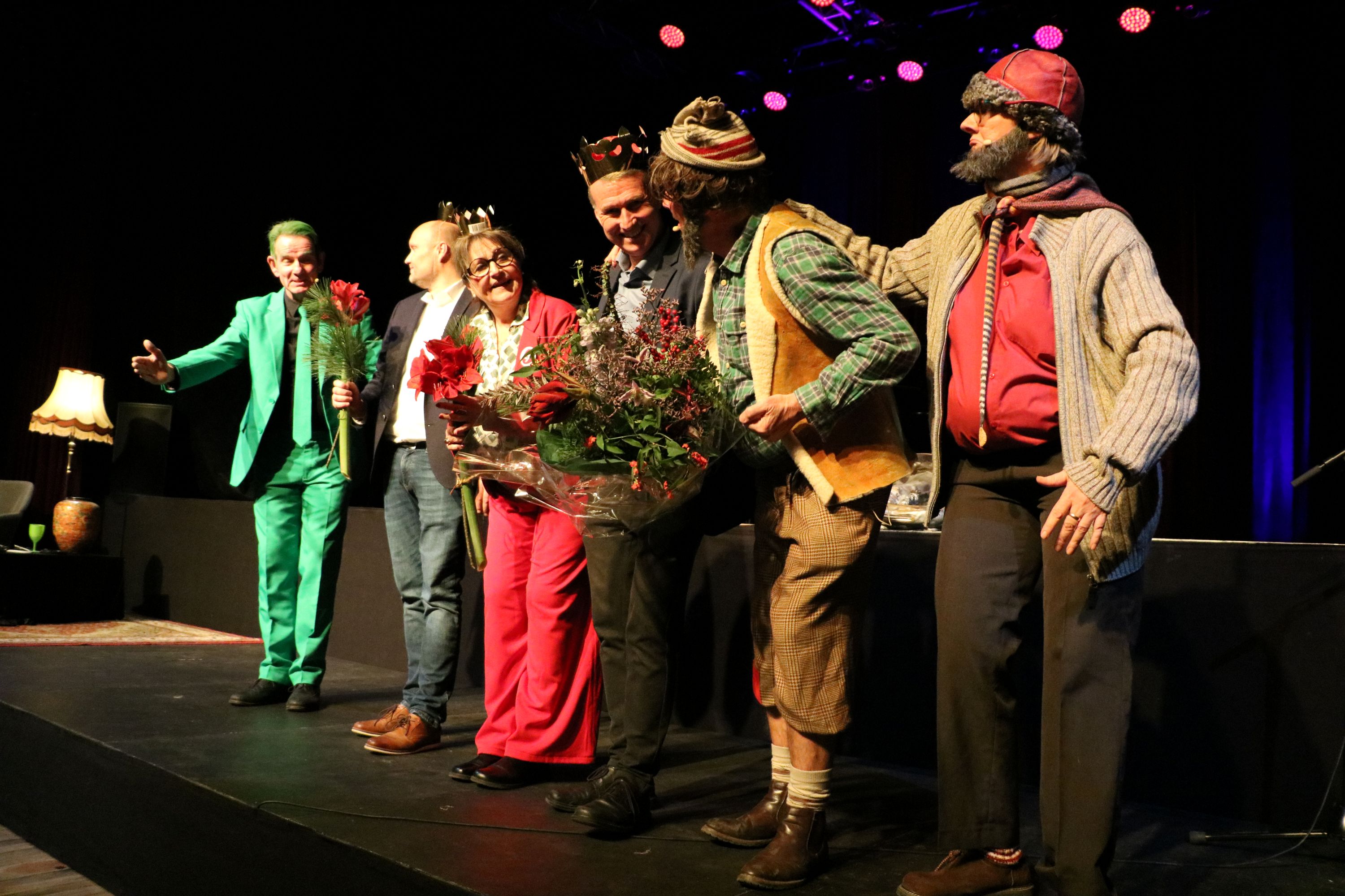 Carsten Rasmussen bliver fejret som aftenens stemmesluger, mens Kenneth Sørensen (V) og Jette Leth Buhl (F) kom ind som hhv. nummer to og tre. Foto: John Ringstrøm