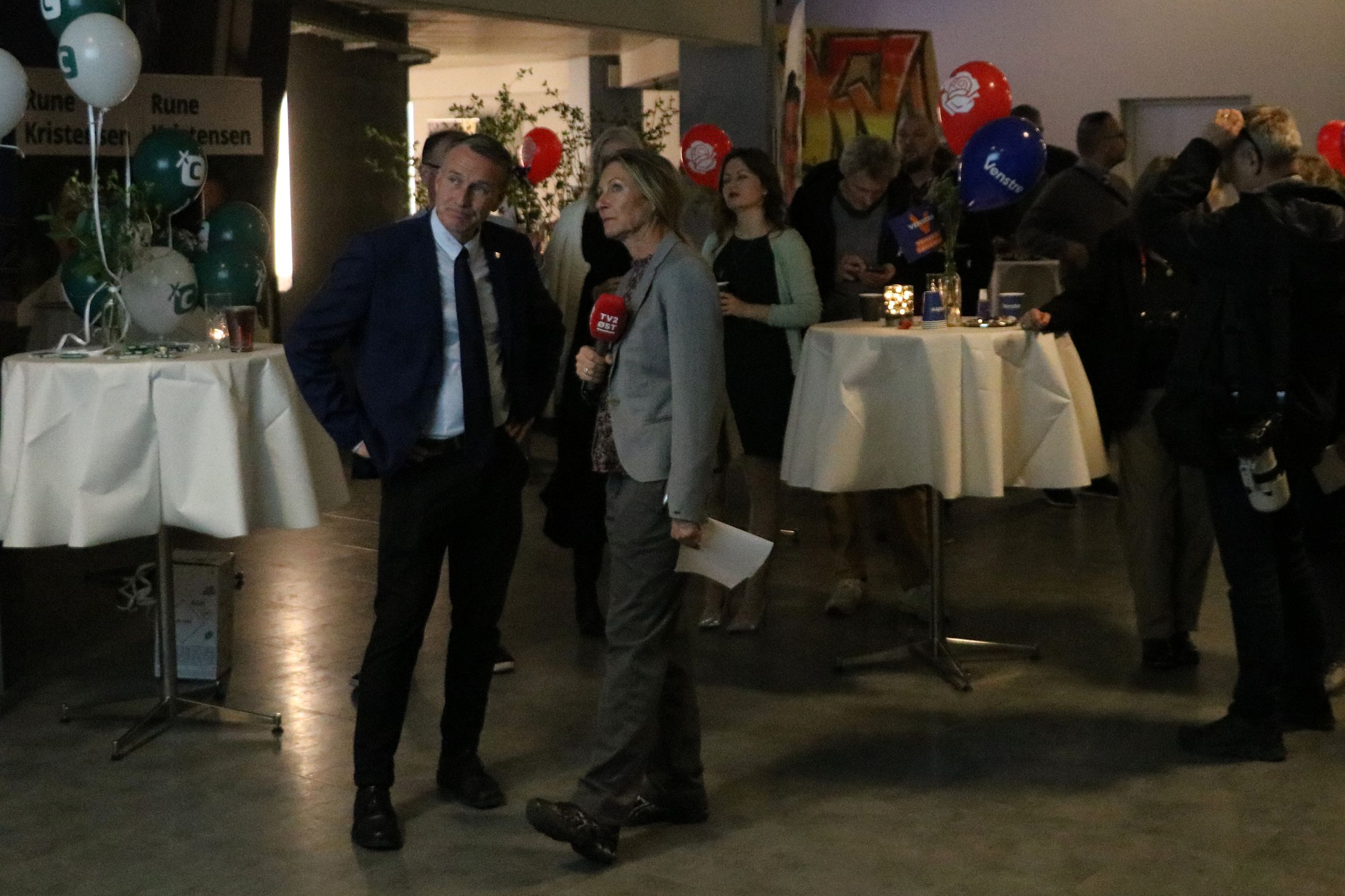 En slukøret Carsten Rasmussen ser på storskærmen sammen med Sille Roulund fra TV2 Øst. Foto: John Ringstrøm