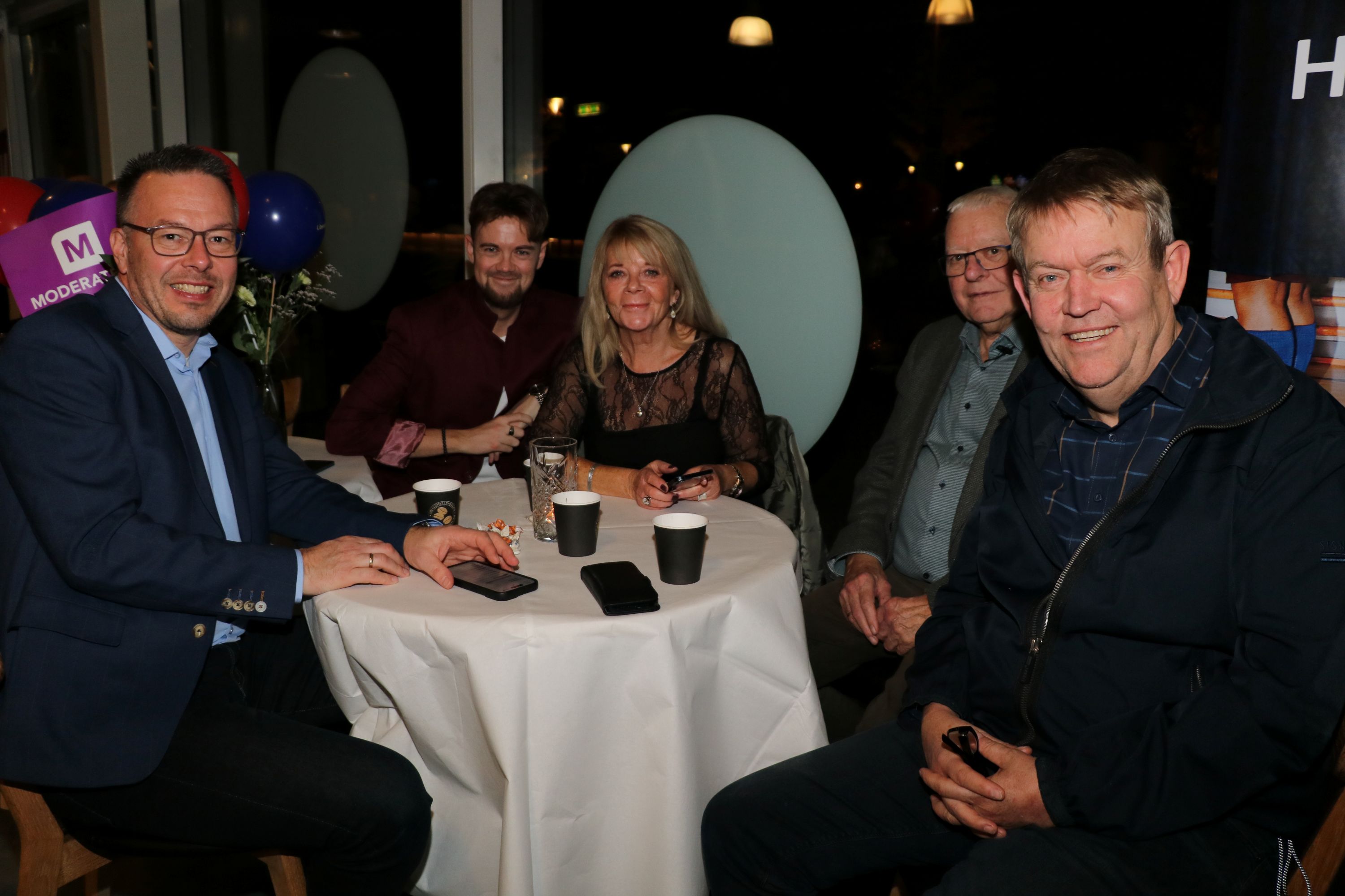 Lars Erik Clausen, der her til højre sidder med Dansk Folkepartis gruppe under valgaftenen i november sidste år, er valgt til TryghedsGruppen. Foto: John Ringstrøm