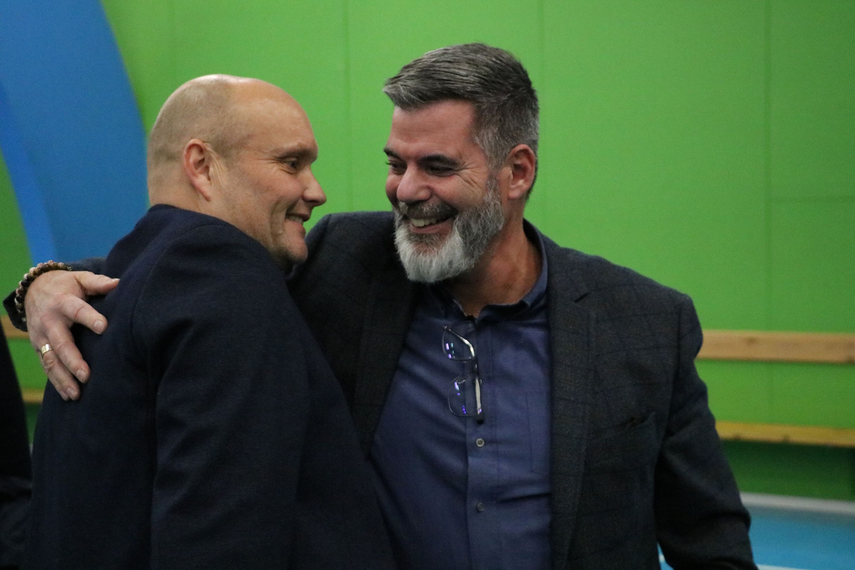 Kenneth Sørensen og Nino Rizzato fejrer natten til onsdag borgmesterposten. Foto: John Ringstrøm