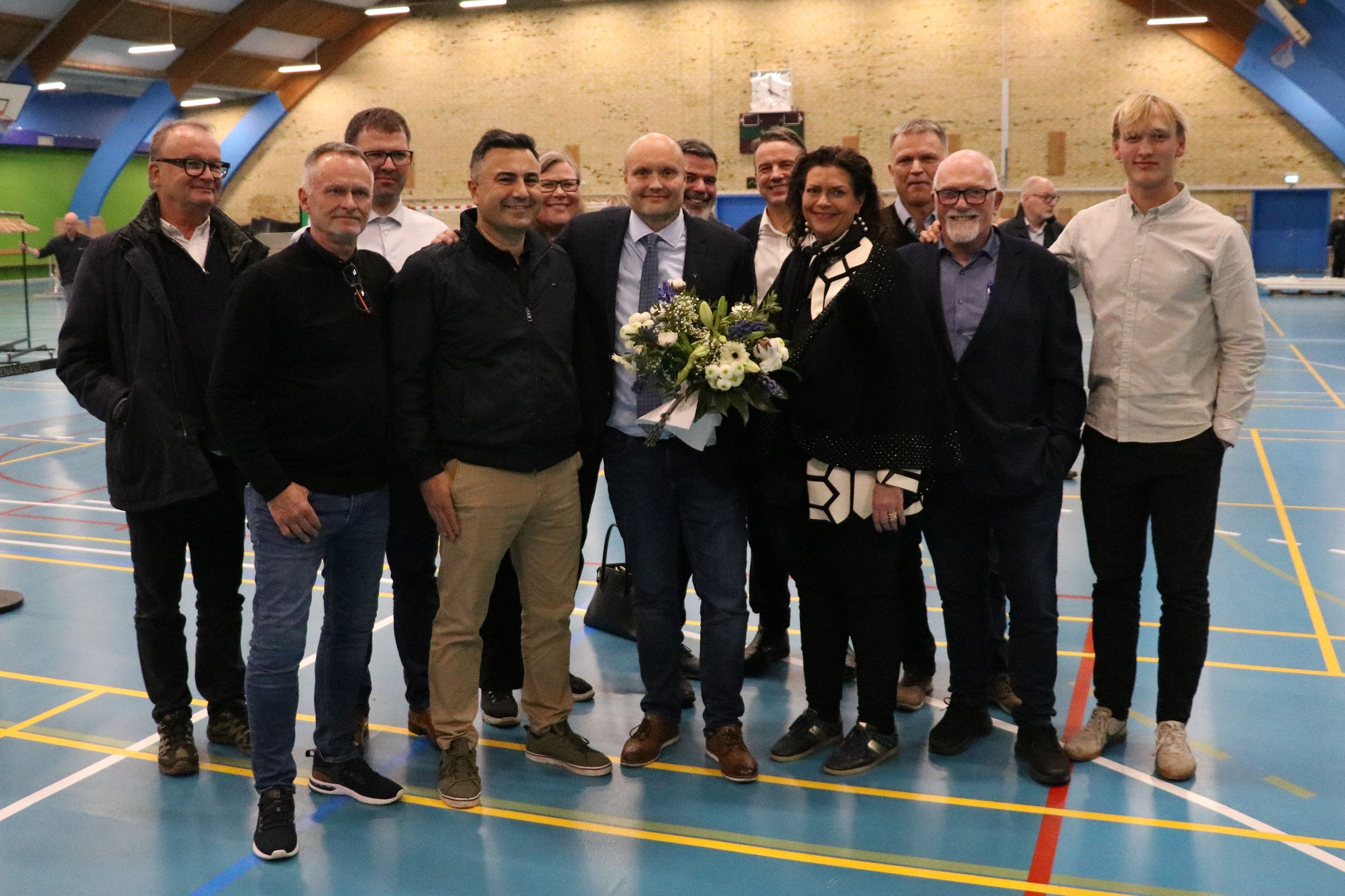 Næstveds nye borgmester Kenneth Sørensen omgivet af sine Venstre-kolleger i Arena Næstved. Foto: John Ringstrøm