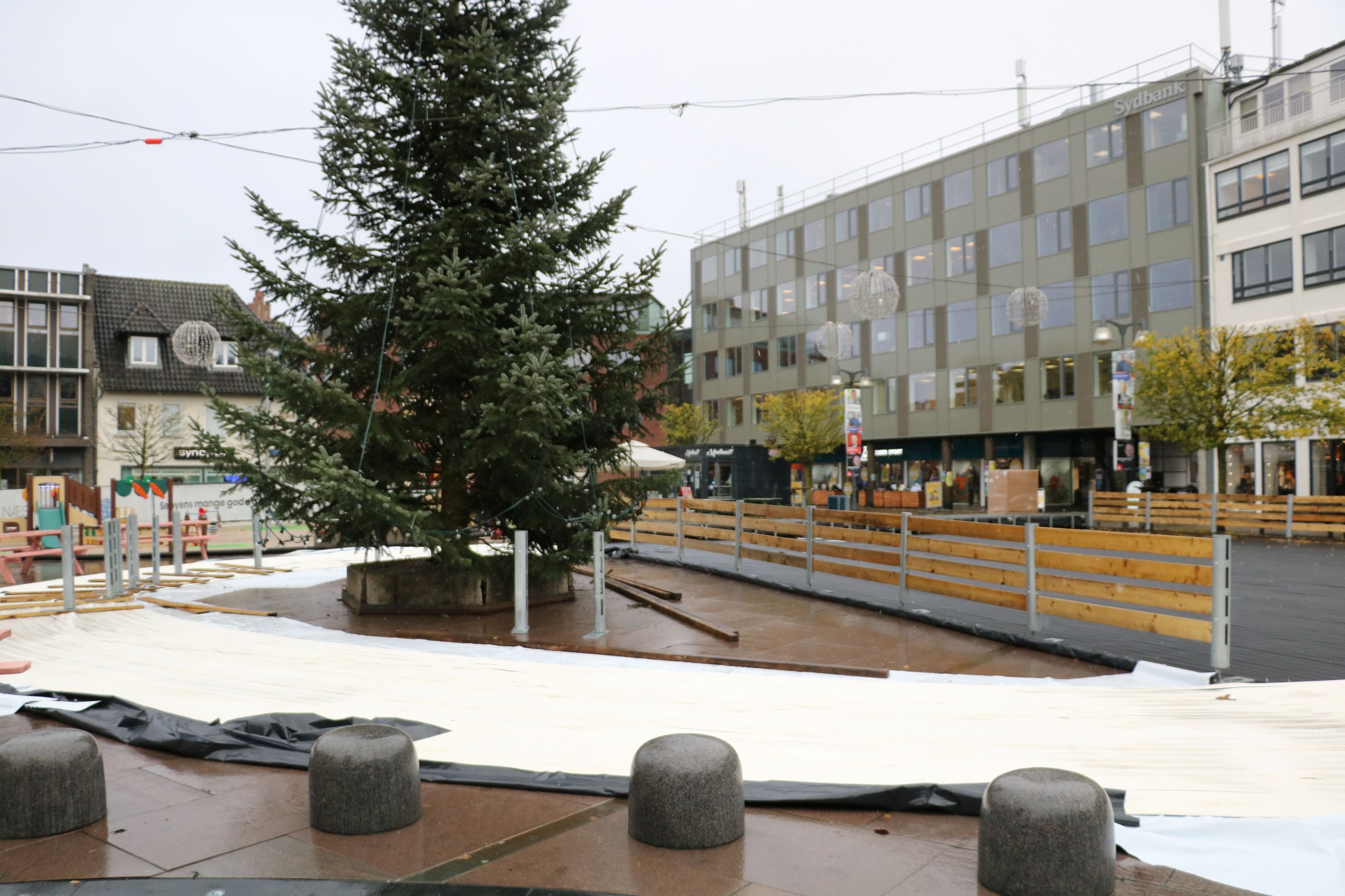 Skøjtebanen får en "skate-way" på 30 meter rundt om juletræet. Og bare rolig... den skal nok blive klar til åbning 28. november. Foto: John Ringstrøm