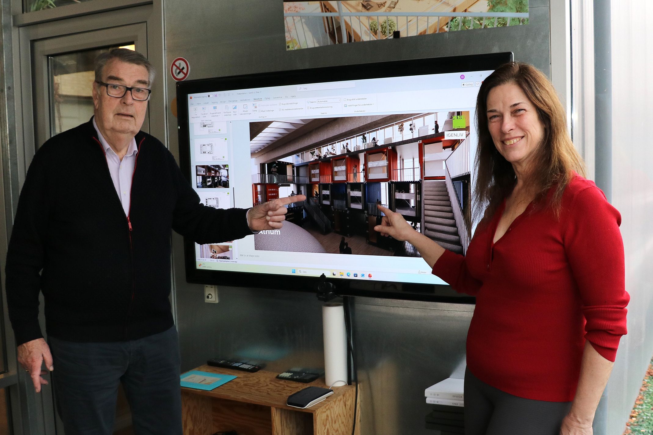 Hans Henrik Knudsen og Birgit Rasmussen viser planerne for den gamle svømmehal frem. Foto: John Ringstrøm