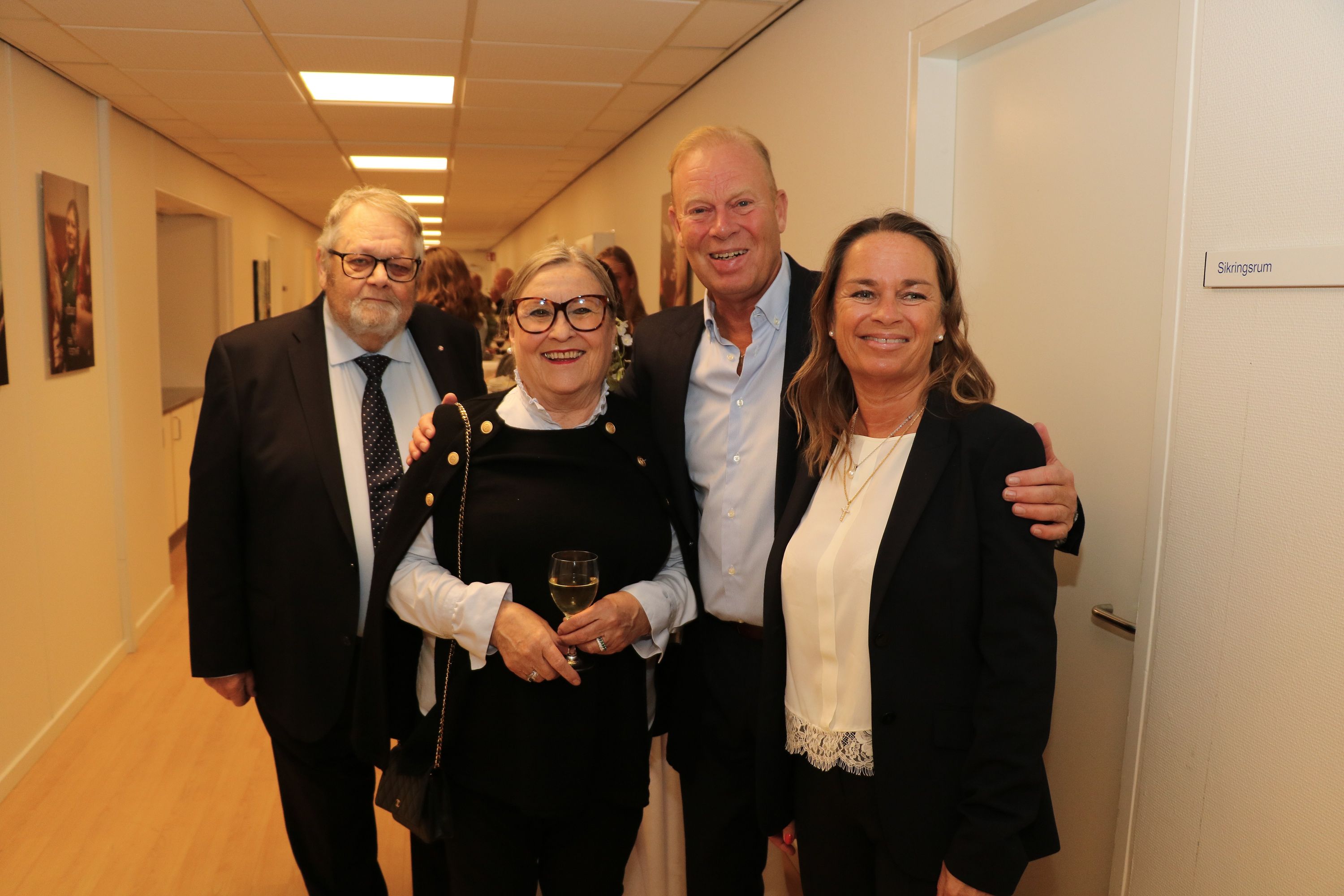 Lars Engelsted med sin kone Helle (th) og naboerne major Rolf Christensen og fru Marianne Felten Christensen. Foto: John Ringstrøm