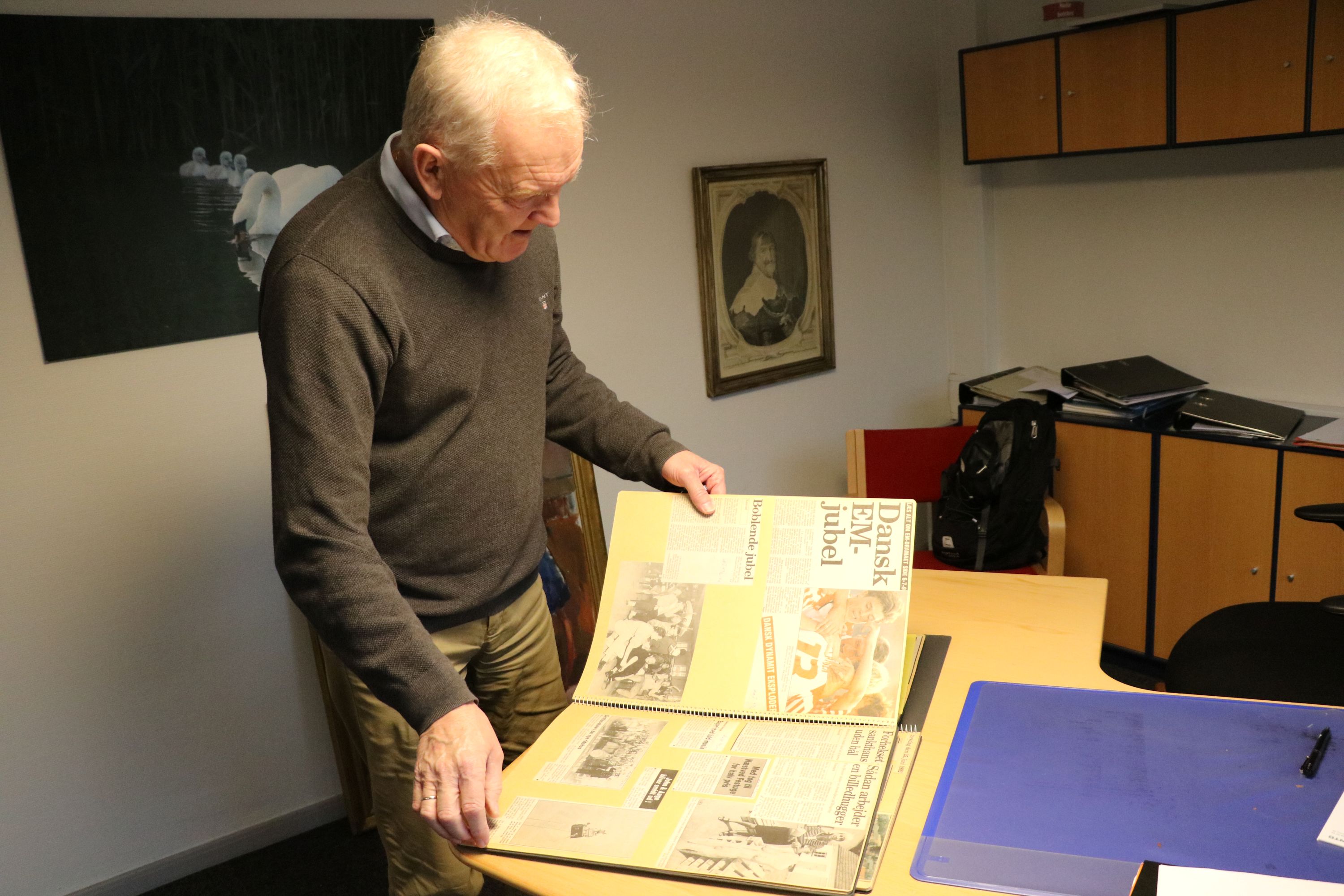 En scrapbog fyldt med artikler gennem en lang karriere. Her et par sider om sommeren 1992, hvor der både var EM-guld og Næstveds første festuge. Foto: John Ringstrøm