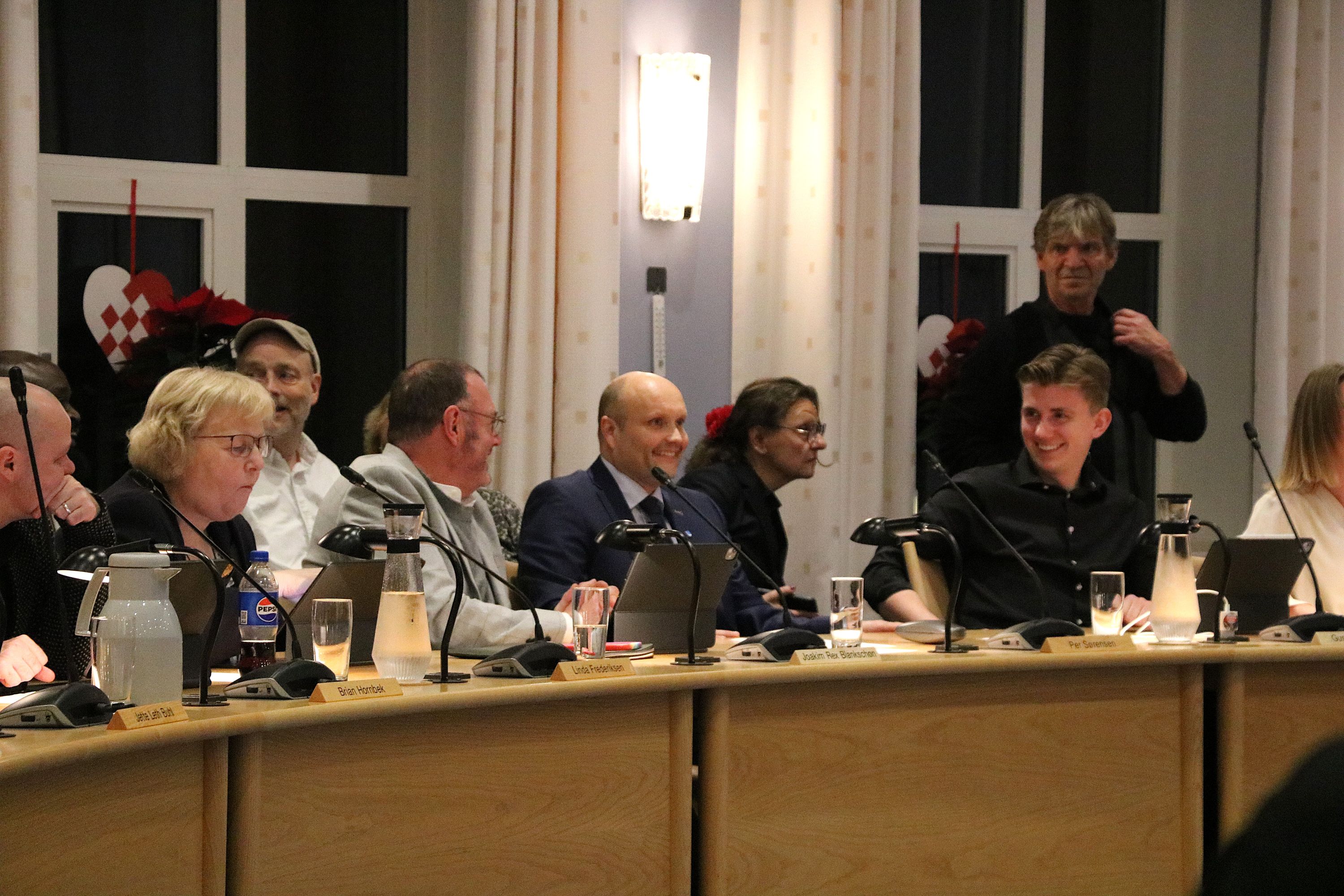 Inden borgmesterkæden kom på, måtte Kenneth Sørensen placere sig blandt socialdemokrater - her Joakim Rex Blankschøn til venstre og Gustav Mortensen til højre.. Foto: John Ringstrøm