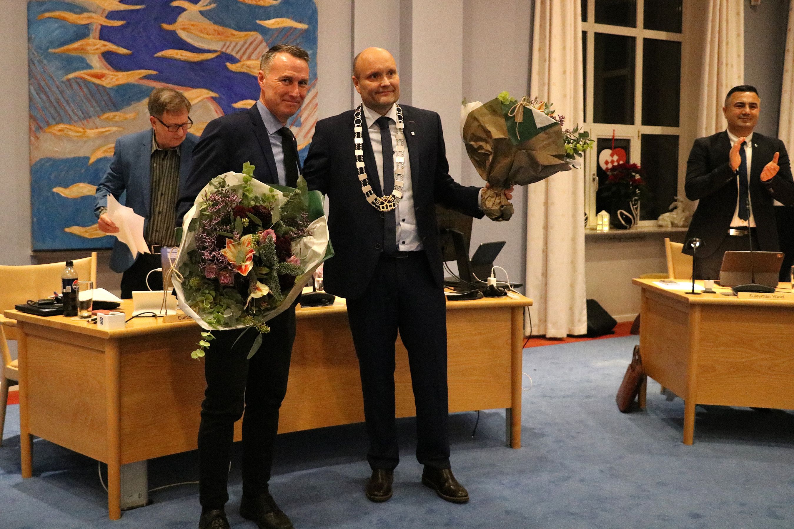 Carsten Rasmussen og Kenneth Sørensen modtog begge blomster, men borgmesterkæden sidder nu kun på Sørensen. Foto: John Ringstrøm