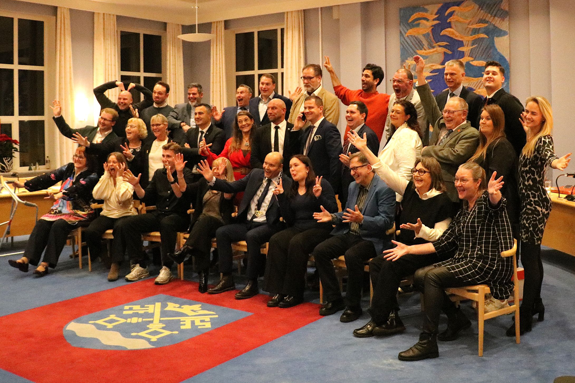 Der var også overskud til et fjollebillede af det nye byråd, da "hof-fotograf" René Kongsgaard skød holdbilledet. Foto: John Ringstrøm