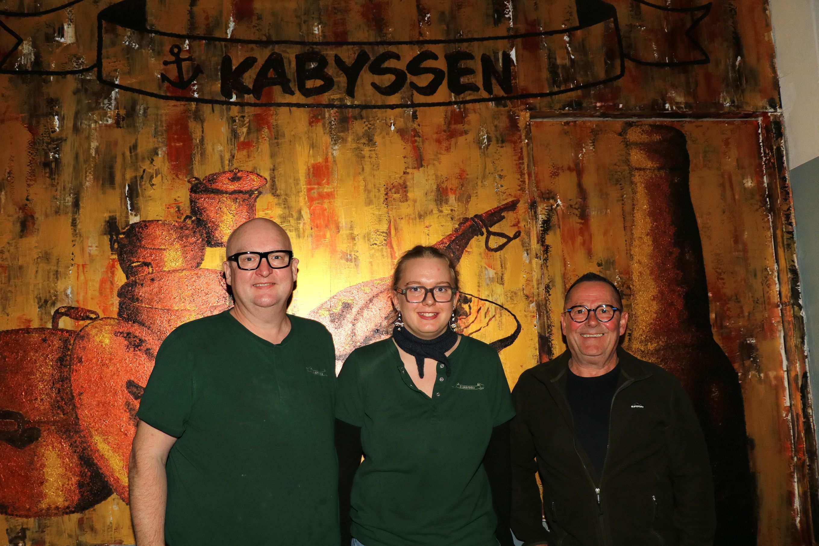 Kabyssen var i "gamle dage" en havnerestaurant i Karrebæksminde. Ernst Bach købte den og flyttede den efterfølgende til Herlufmagle-hallen. Nu driver han og datteren den på Kongebryg, hvor Benny Pedersen (t.v.) bliver musik-booker. Foto: John Ringstrøm