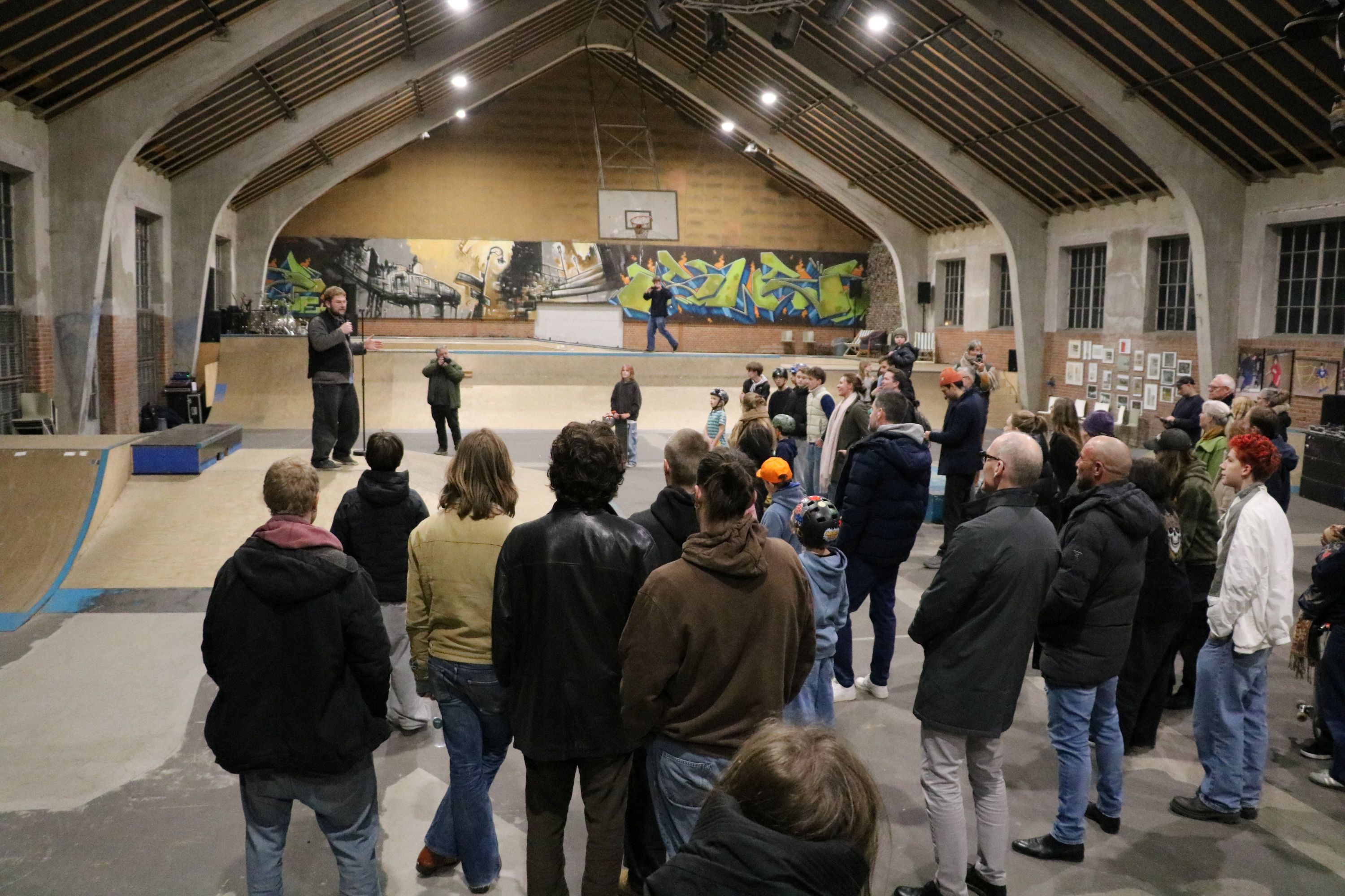 Jakob Fini byder velkommen til skatehallens 20-års fødselsdag. Foto: John Ringstrøm