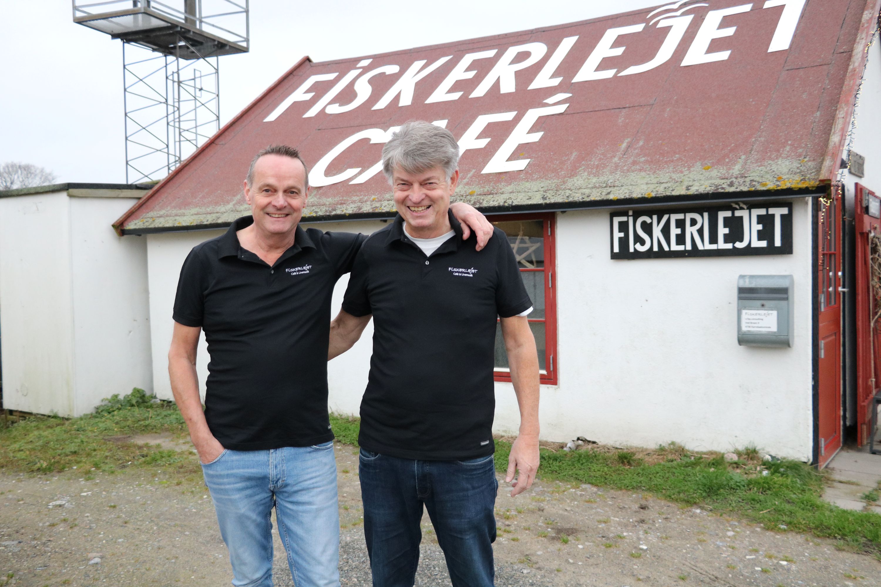 Boye Larsen (t.v.) og Søren Jakobsen er klar med daglig musik og drinks på Fiskerlejet. Foto: John Ringstrøm