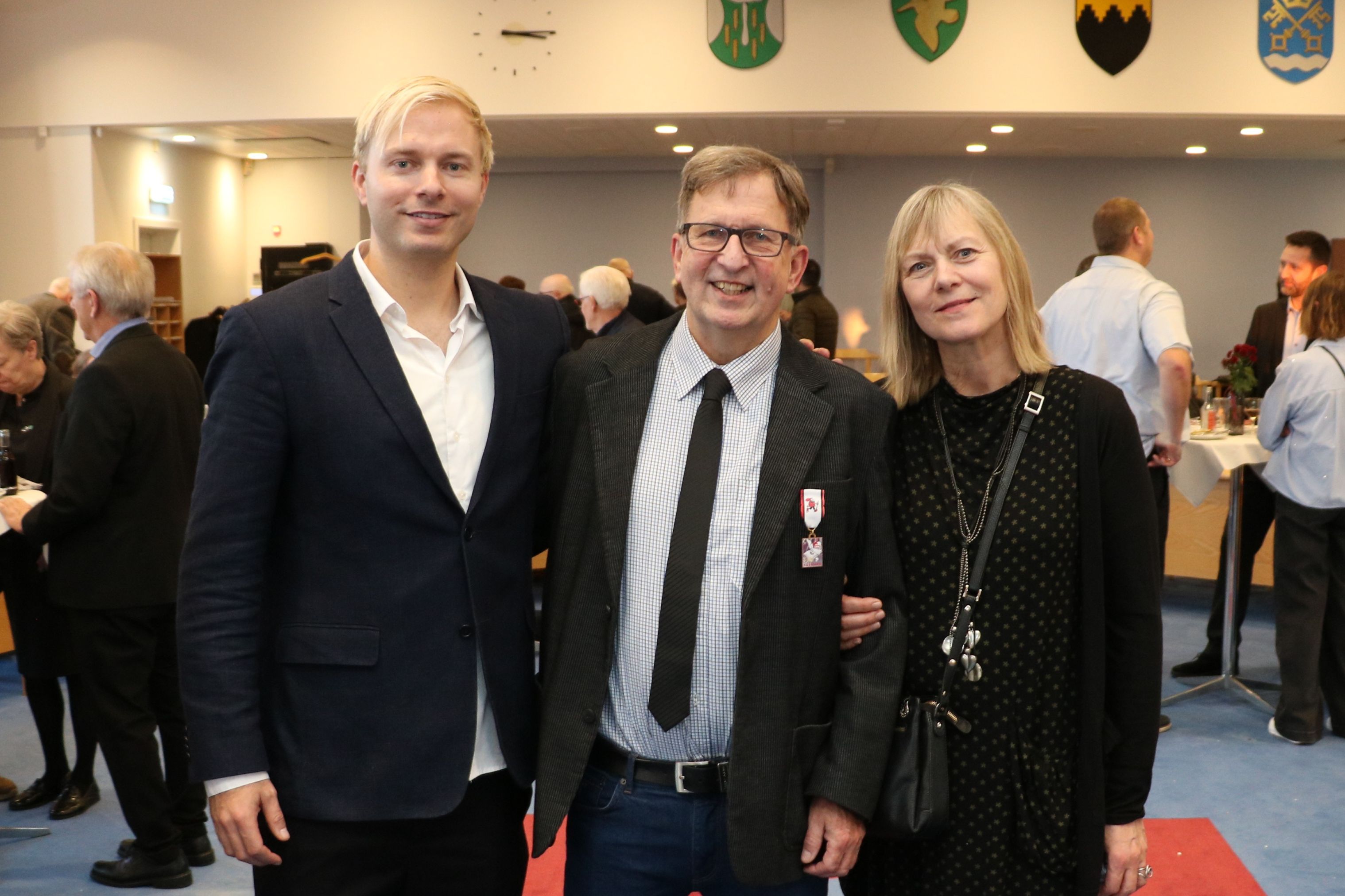 Per Sørensen omgivet af sin søn Gustav og hustru Helle. Foto: John Ringstrøm