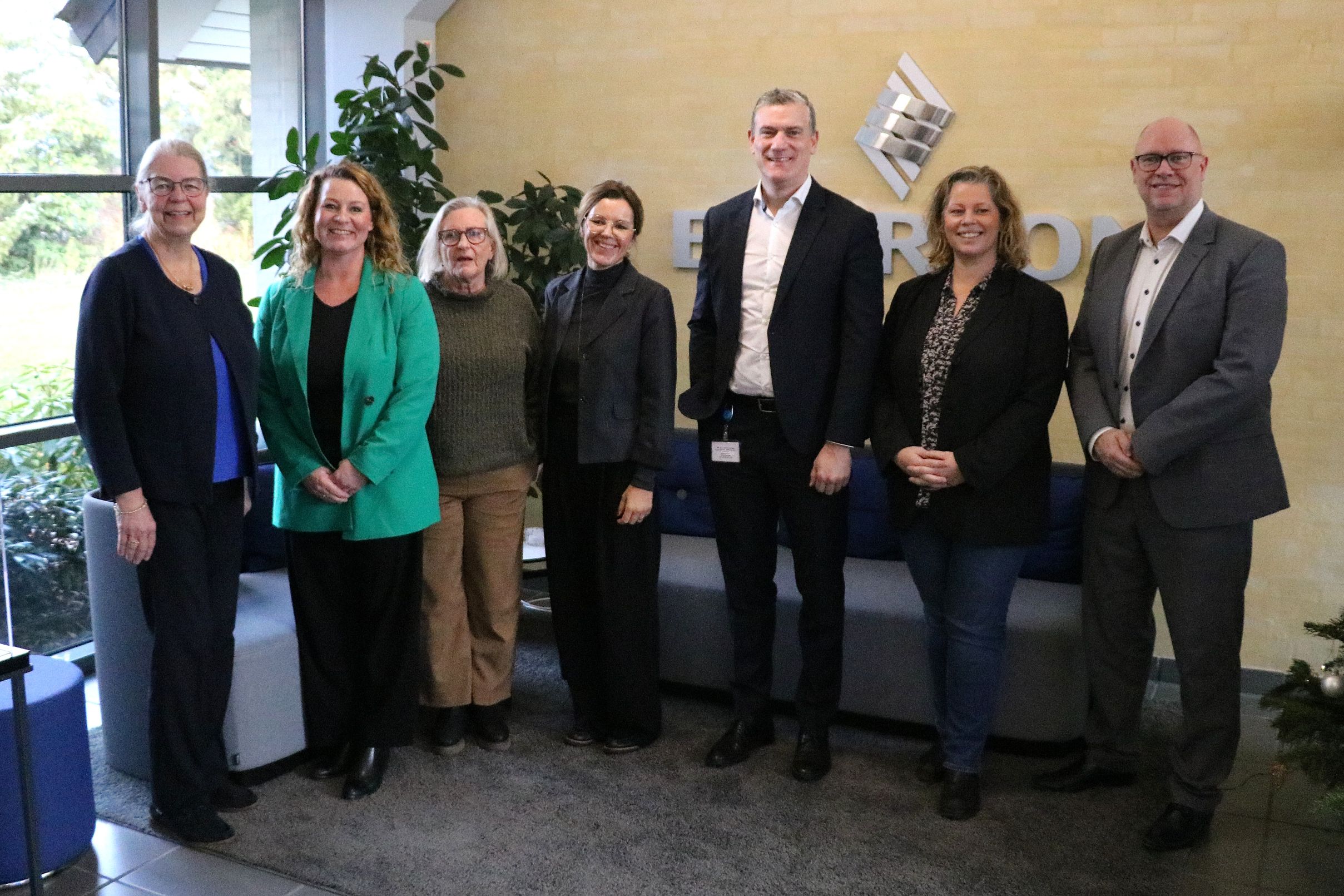Fra venstre er det Næstved Erhvervsforenings formand, Helle Andresen, Line Boye, Ellen Tobiassen og Tine Broomé fra Headspace Family, Kim Rønn fra Emerson, Charlotte Kristiansen fra Headspace Family og Kasper Bæk fra Sydbank. Foto: John Ringstrøm