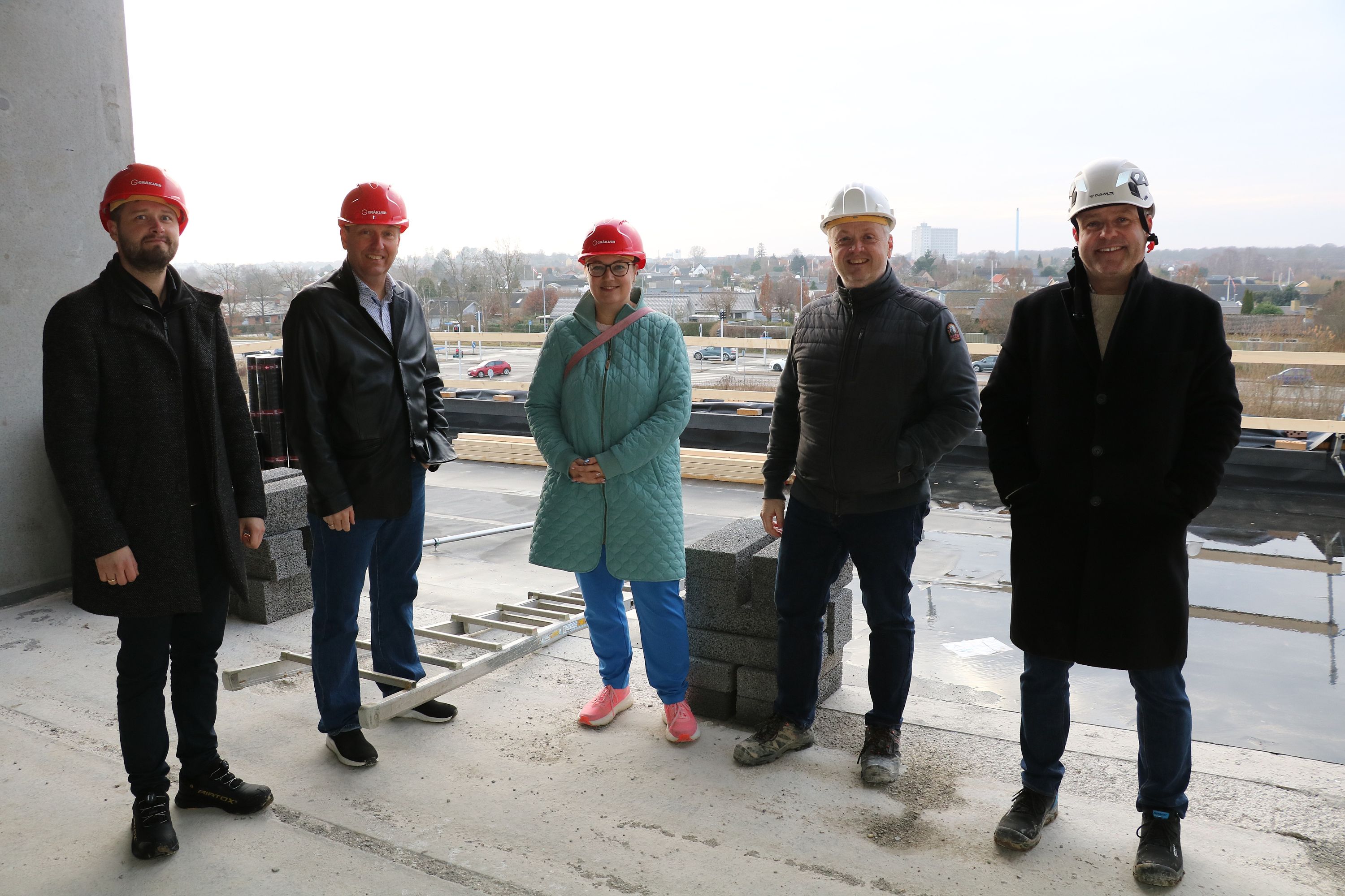 Fra venstre er det Nicolai Gudkov, Leif Nørskov og Lotte Mejlby fra Dansk Revision samt Tomas Andreassen og Frederik Hansen fra FLY, som inspicerer udsigten fra anden sal til sygehuset og de to kirketårne. Foto: John Ringstrøm