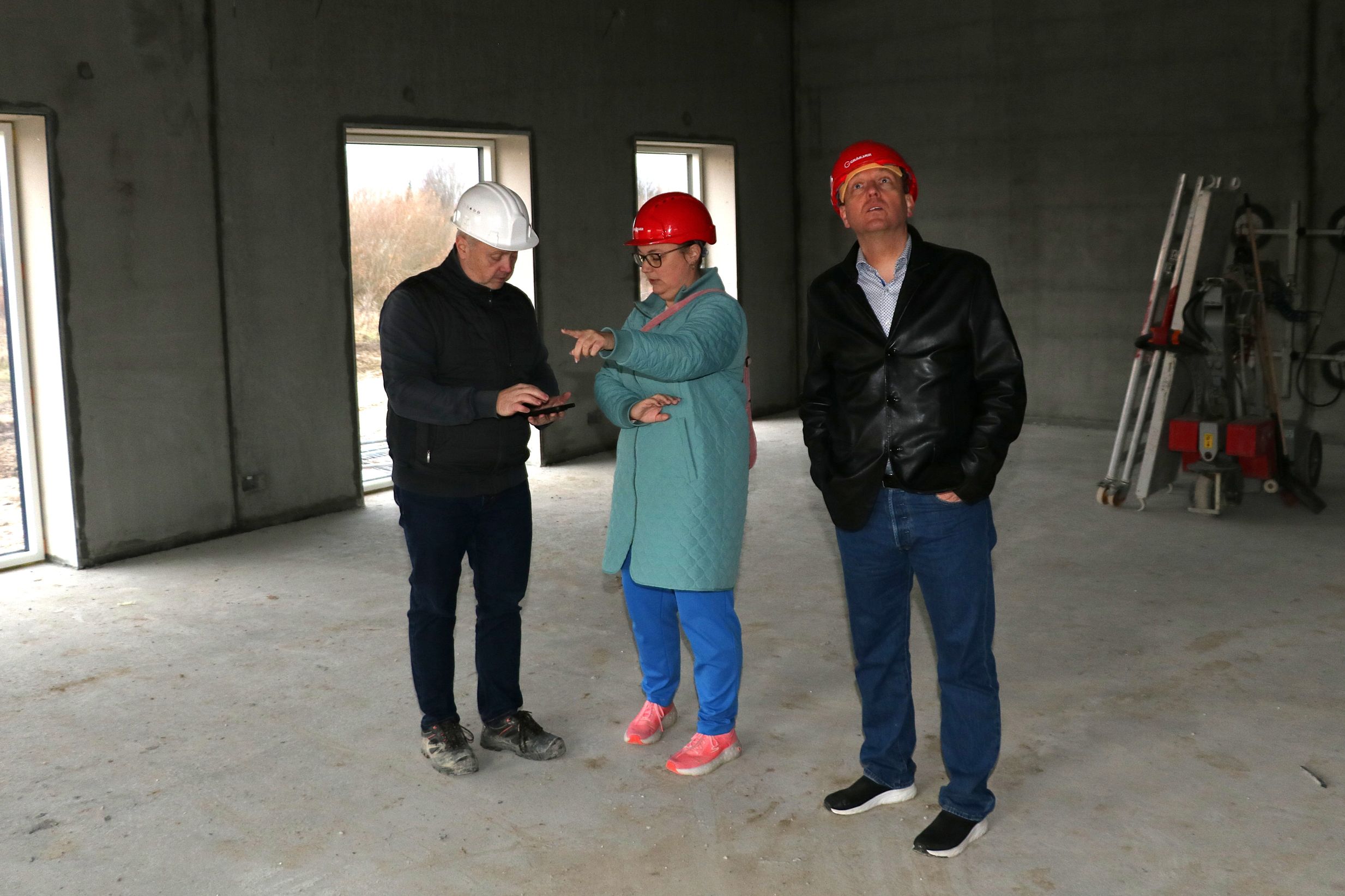 Tomas Andreassen viser Lotte Mejlby og Leif Nørskov, hvordan Dansk Revisions lokaler kommer til at se ud. Foto: John Ringstrøm