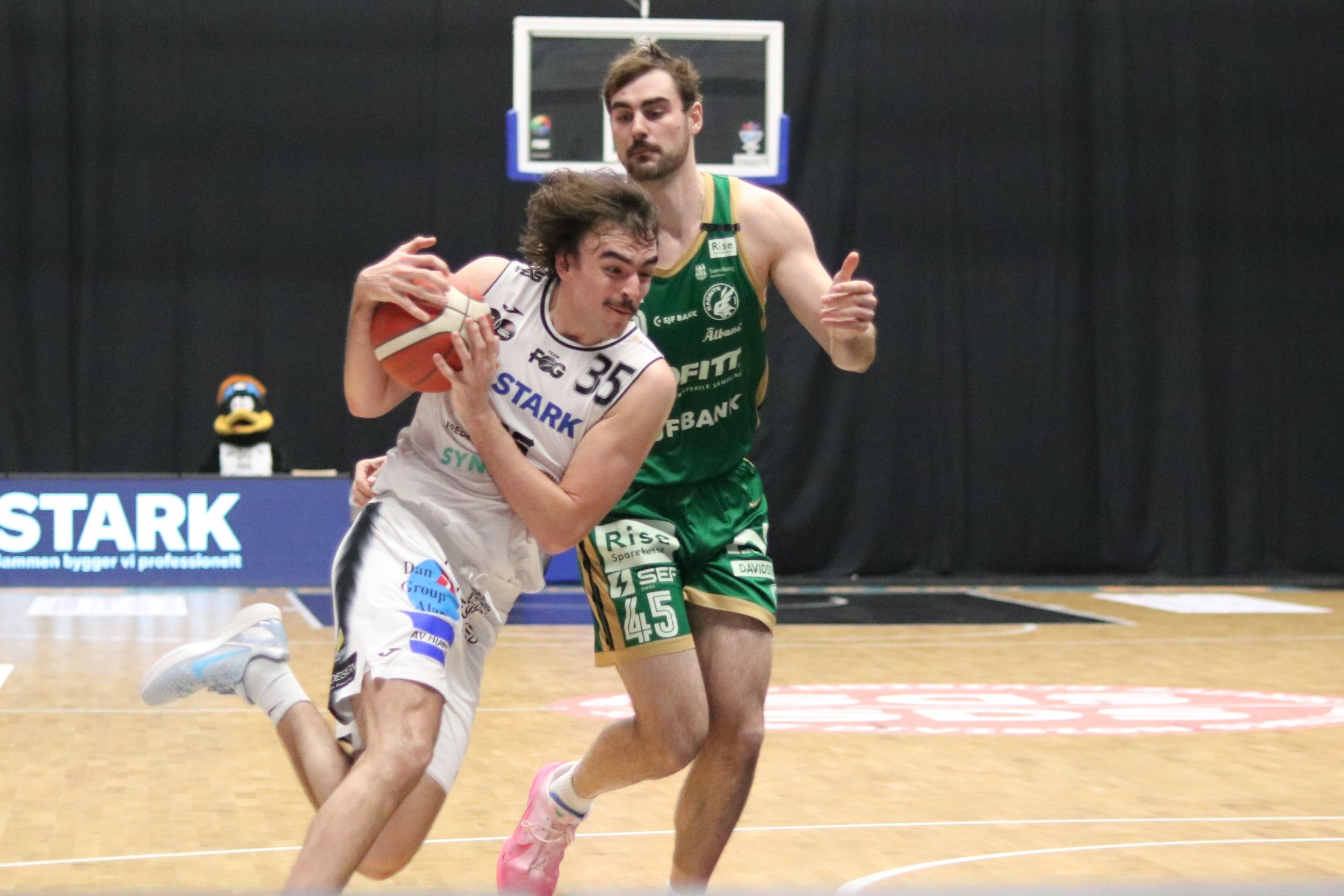 Vic Searls i et raid mod kurven med Svendborgs Daniel Saylor efter sig. Foto: John RIngstrøm