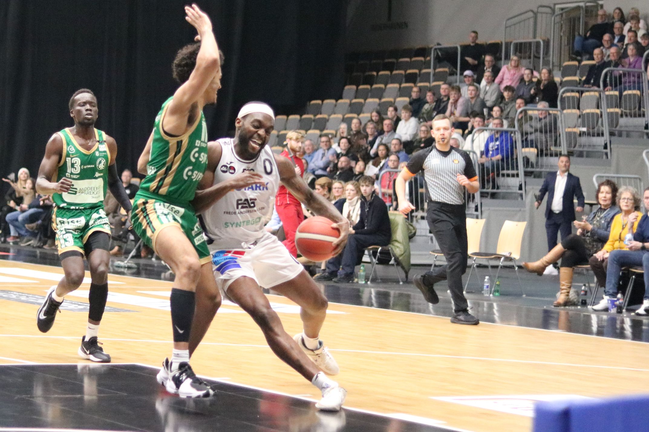Ikenna Okeke presser sig forbi en Svendborg-spiller. Foto: John Ringstrøm