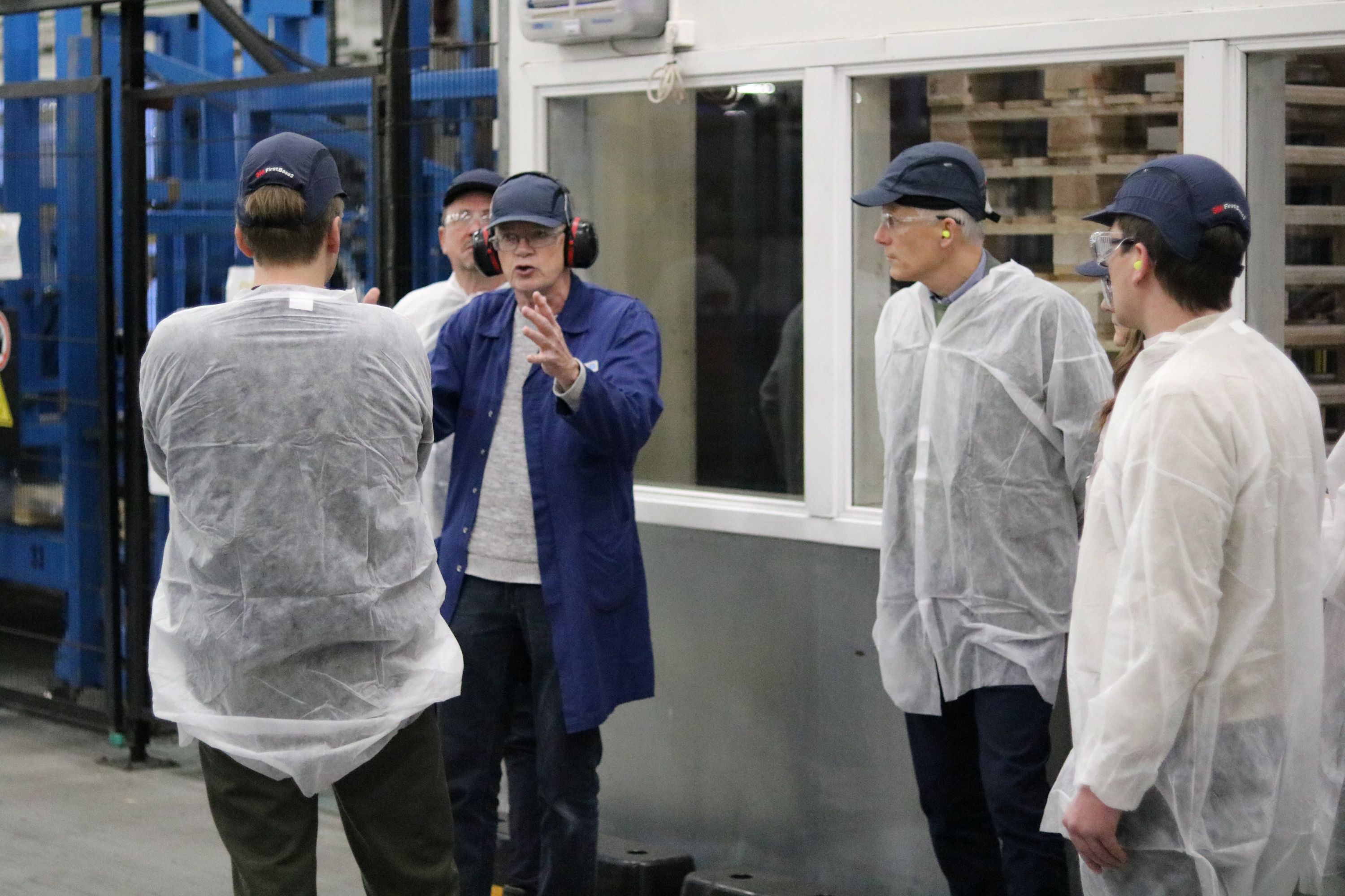 Henrik Larsen, konsulent på Ardagh Glass, viser noget af delegationen rundt på fabrikken i Holmegaard. Foto: John Ringstrøm