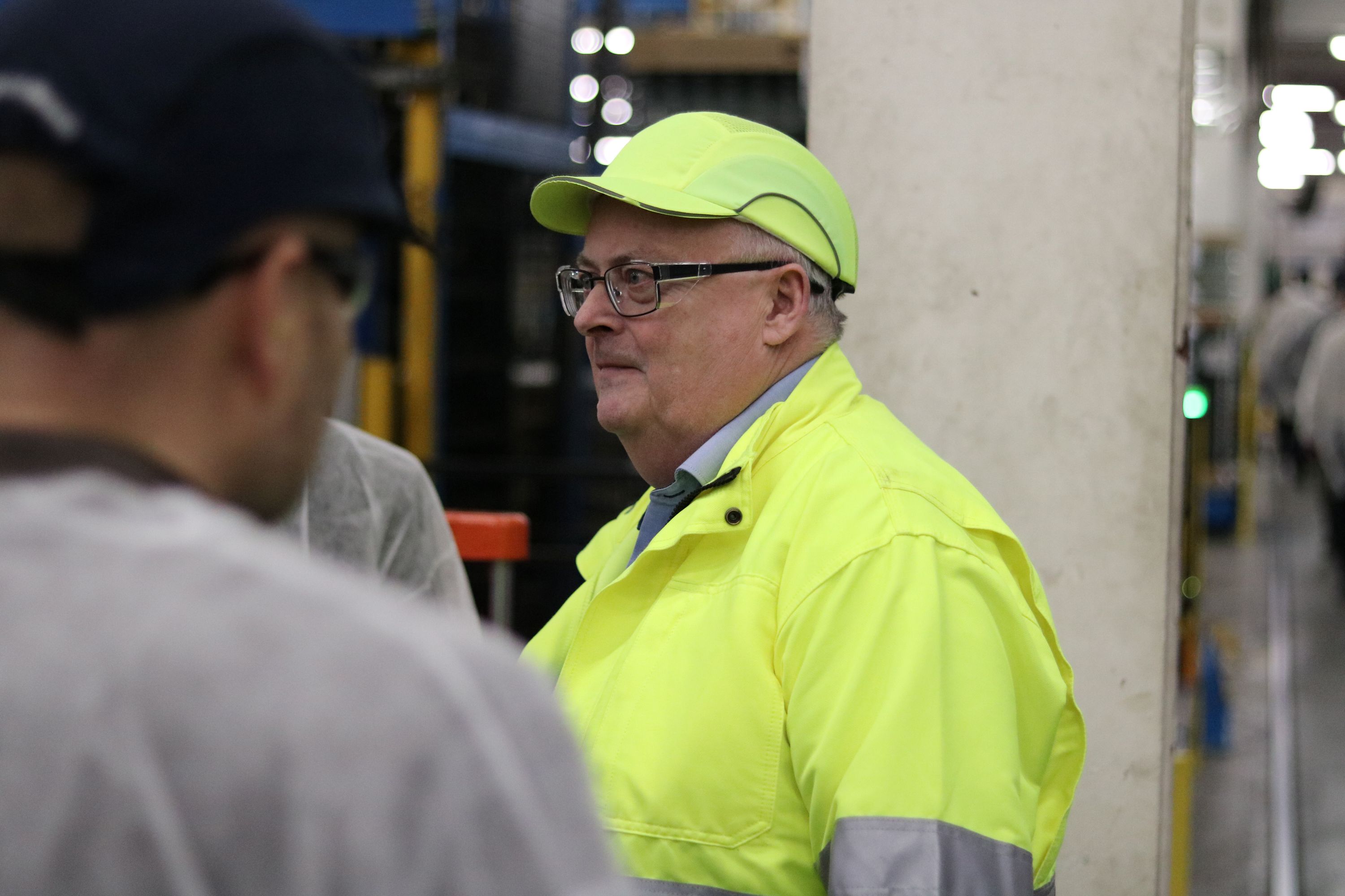 Direktør hos Ardagh Glass, Kim Holmberg, forklarede politikerne om udfordringerne ved ikke at have en ordentlig infrastruktur. Foto: John Ringstrøm