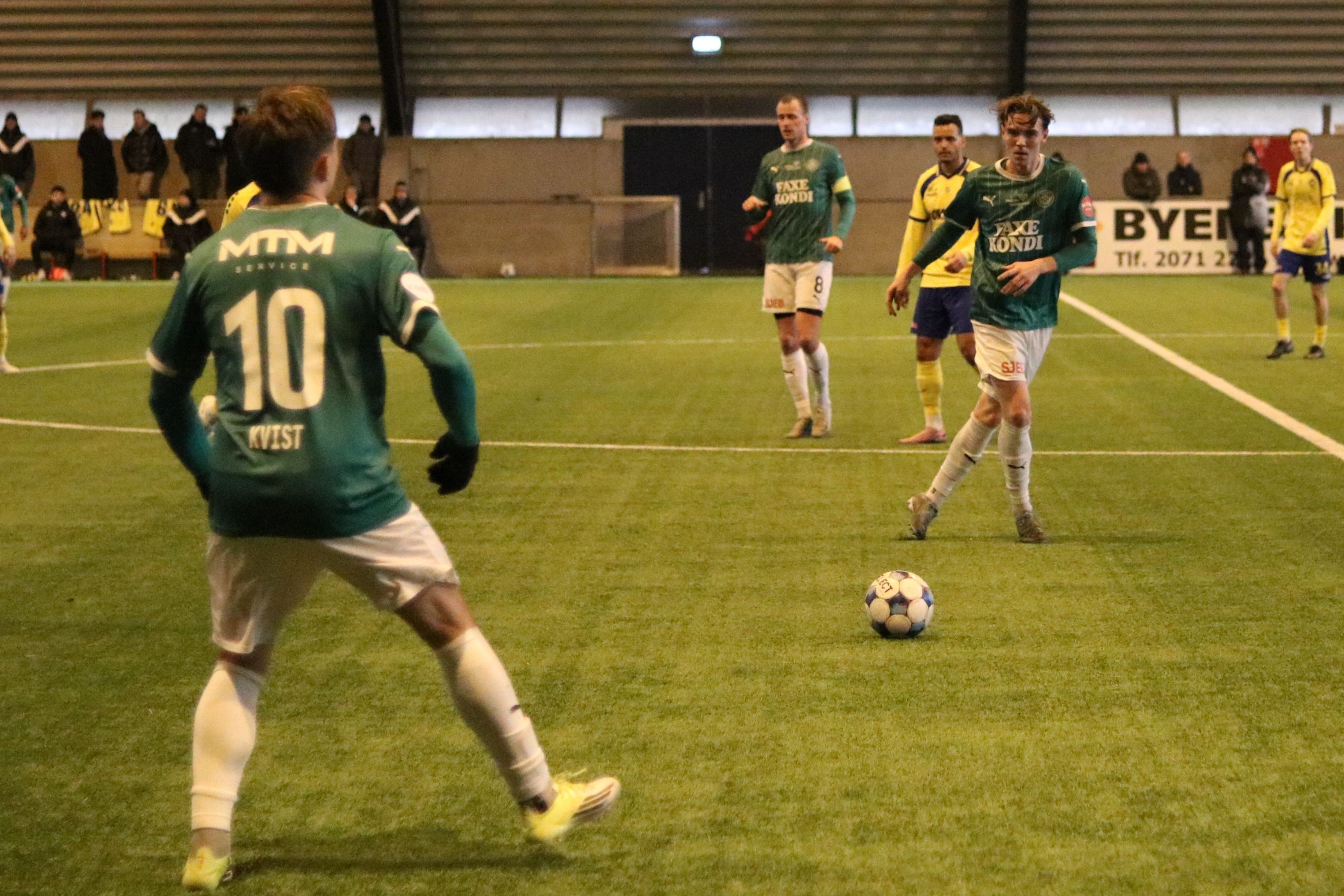 Mathias Jørgensen og Bertram Kvist (med ryggen til) i aktion mod HB Køge, der var iklædt Herfølge-tøj. Foto: John Ringstrøm