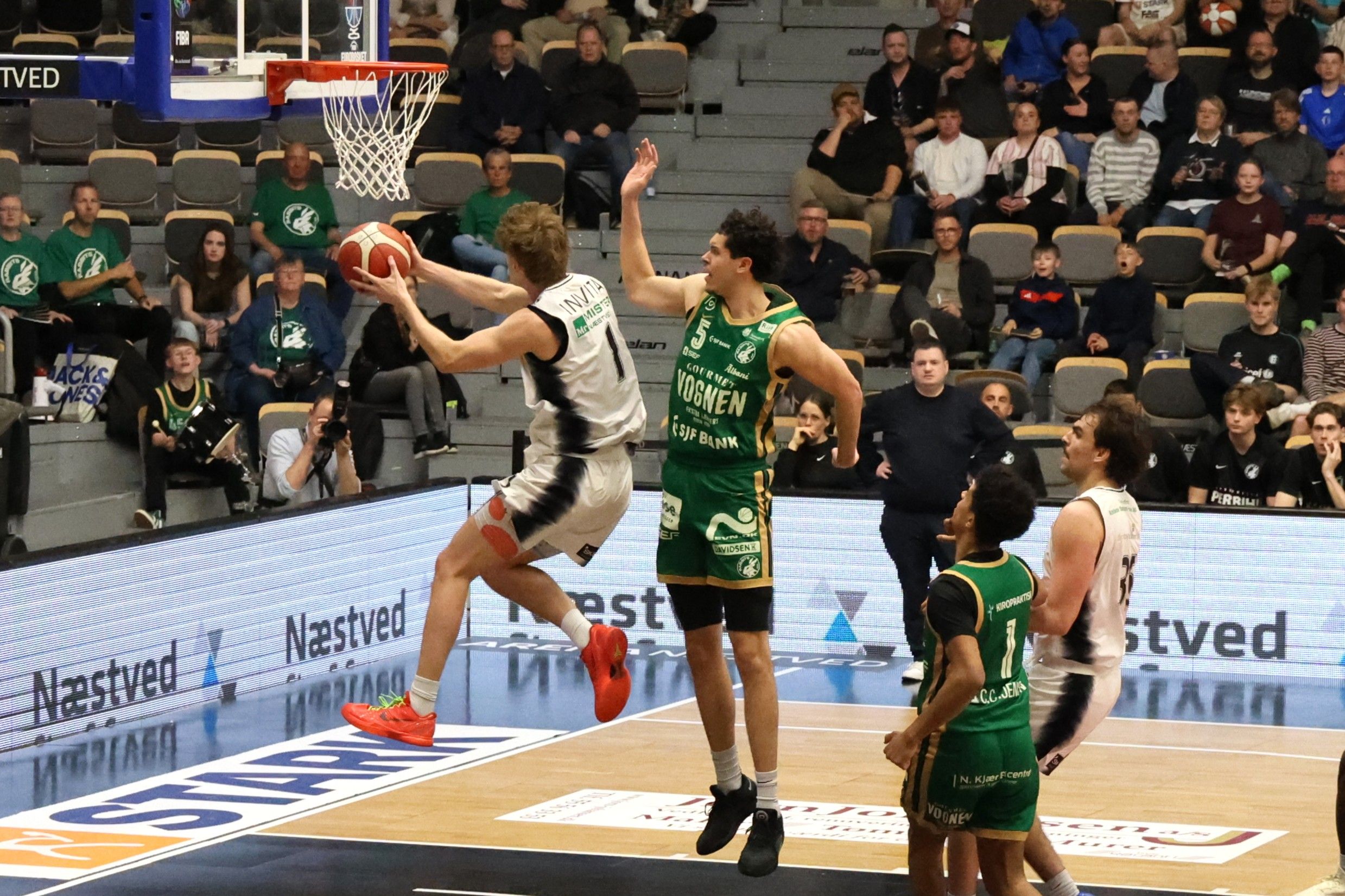 Cole Bajema i et godt forsøg mod kurven, men Svendborg var skarpere. Foto: John Ringstrøm