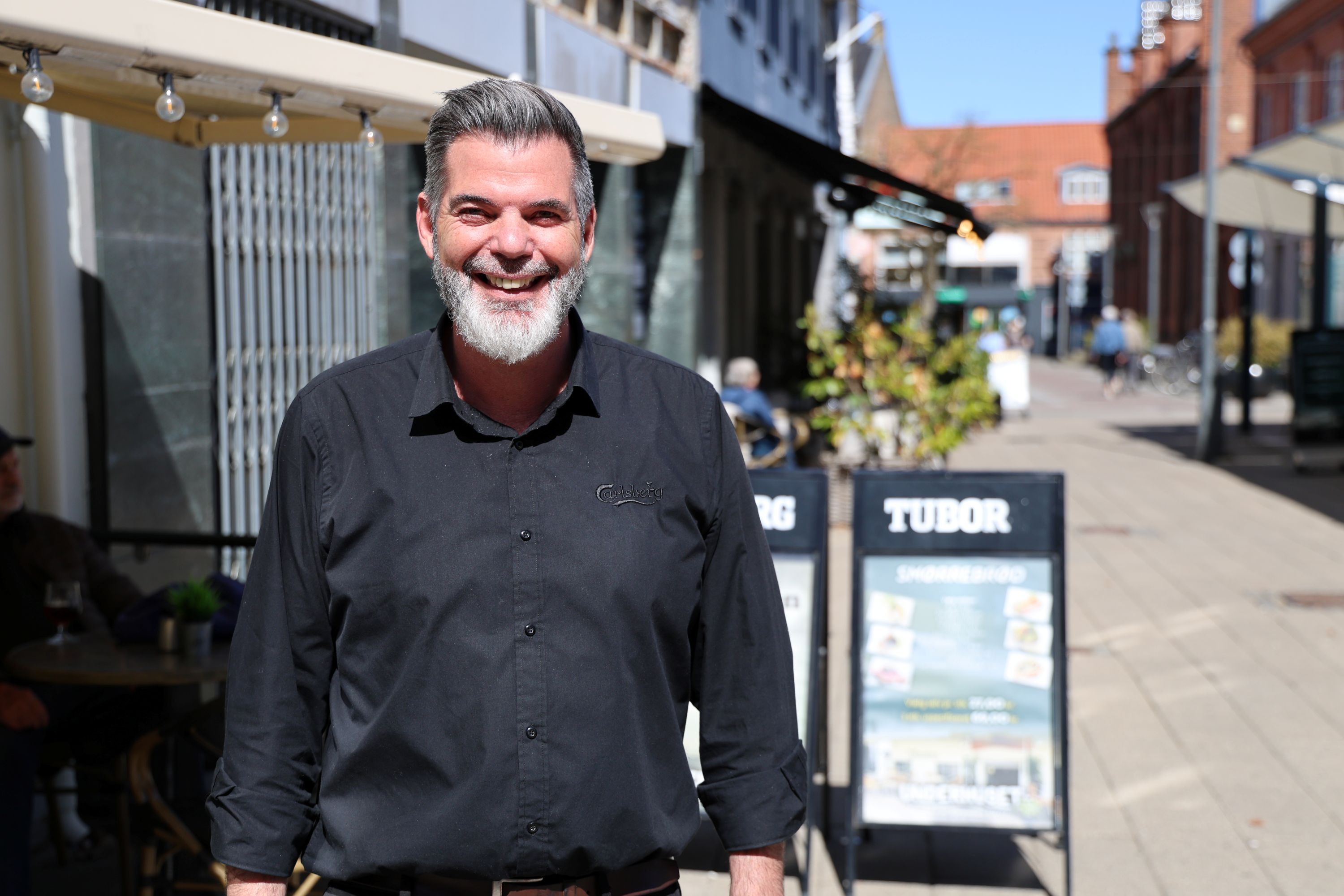 Både som Underhusets ejer og som city-formand er Nino Rizzato begejstret over, hvor mange mennesker der kommer for at høre musik om fredagen. Foto: John Ringstrøm