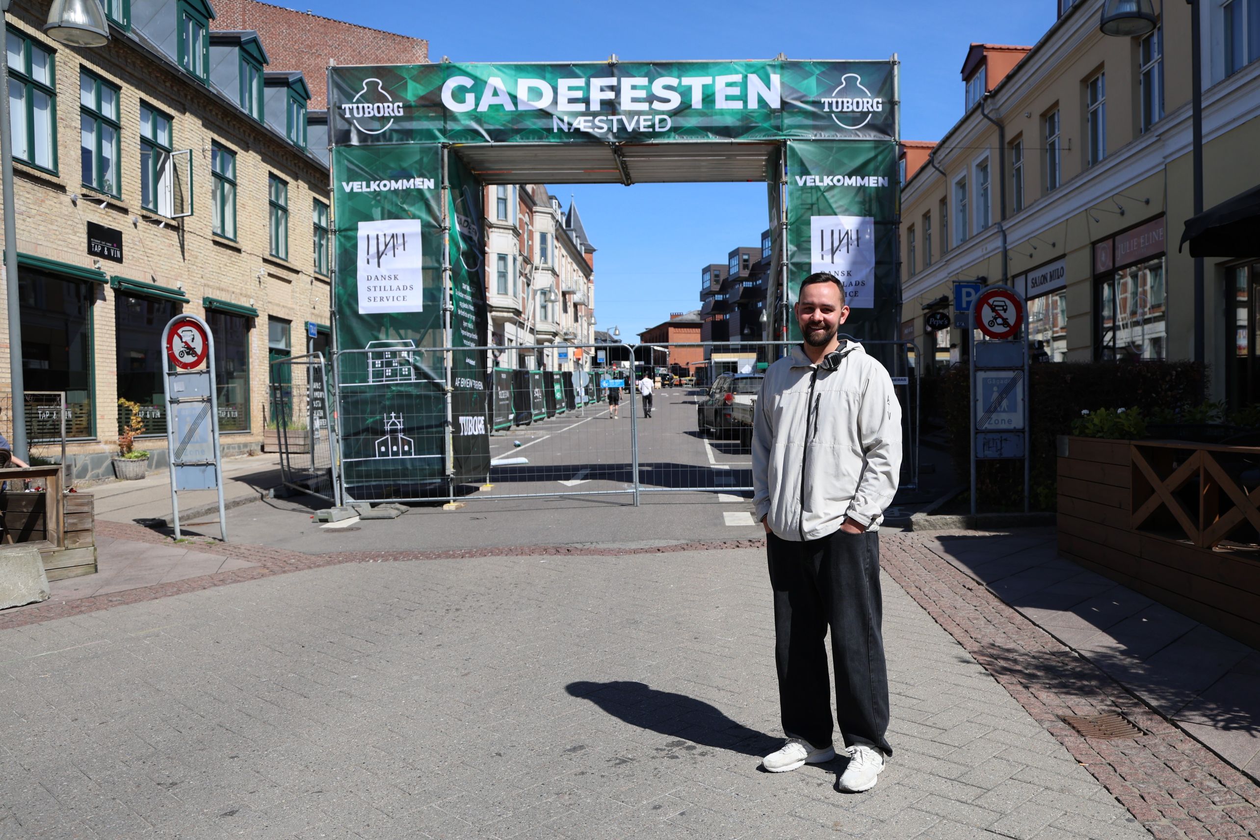 Formand for Gadefesten, Carsten Frid, foran indgangsporten i Jernbanegade. Foto: John Ringstrøm