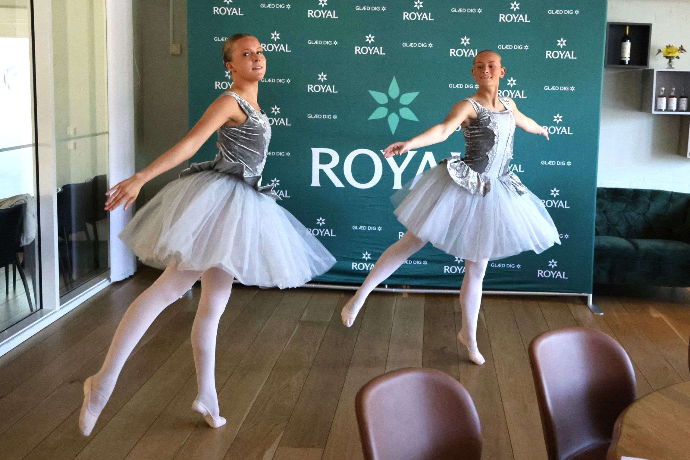 Astrid og Cille fra Birgit Dans Balletskole gav en lille opvisning. Foto: John Ringstrøm