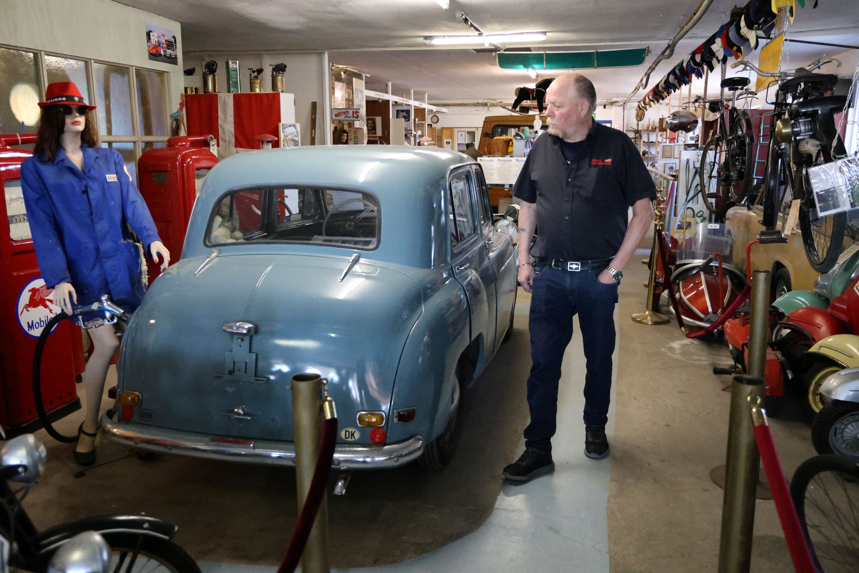 Peder Spandet foran sin fars gamle Hillman. Mannequiner og buster er til for at gøre det mere "levende". Foto: John Ringstrøm