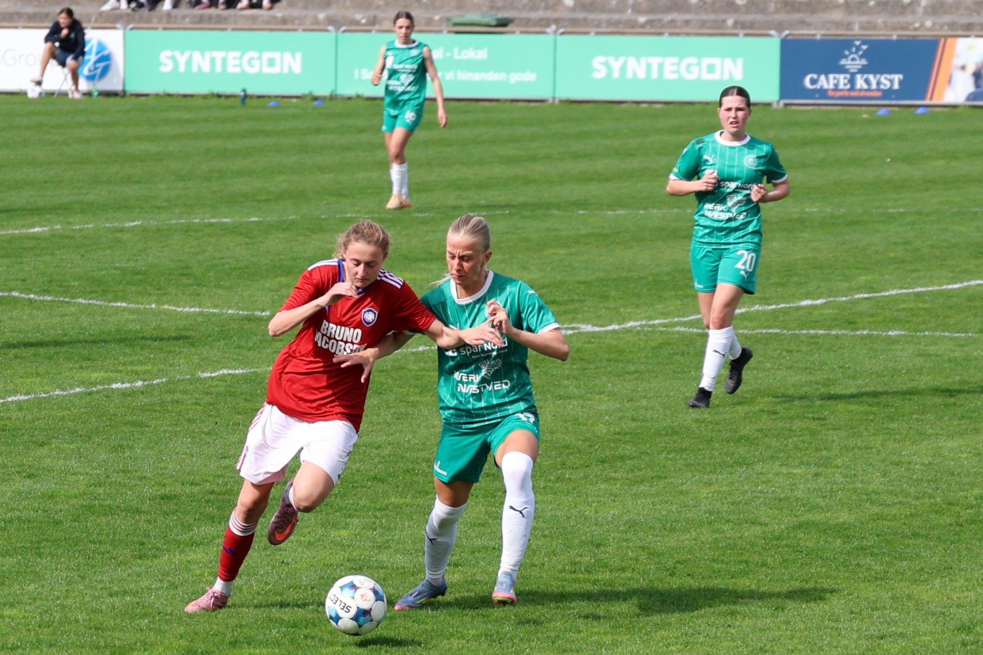 Emma Davgaard i infight med en Sundby-spiller. Foto: John Ringstrøm