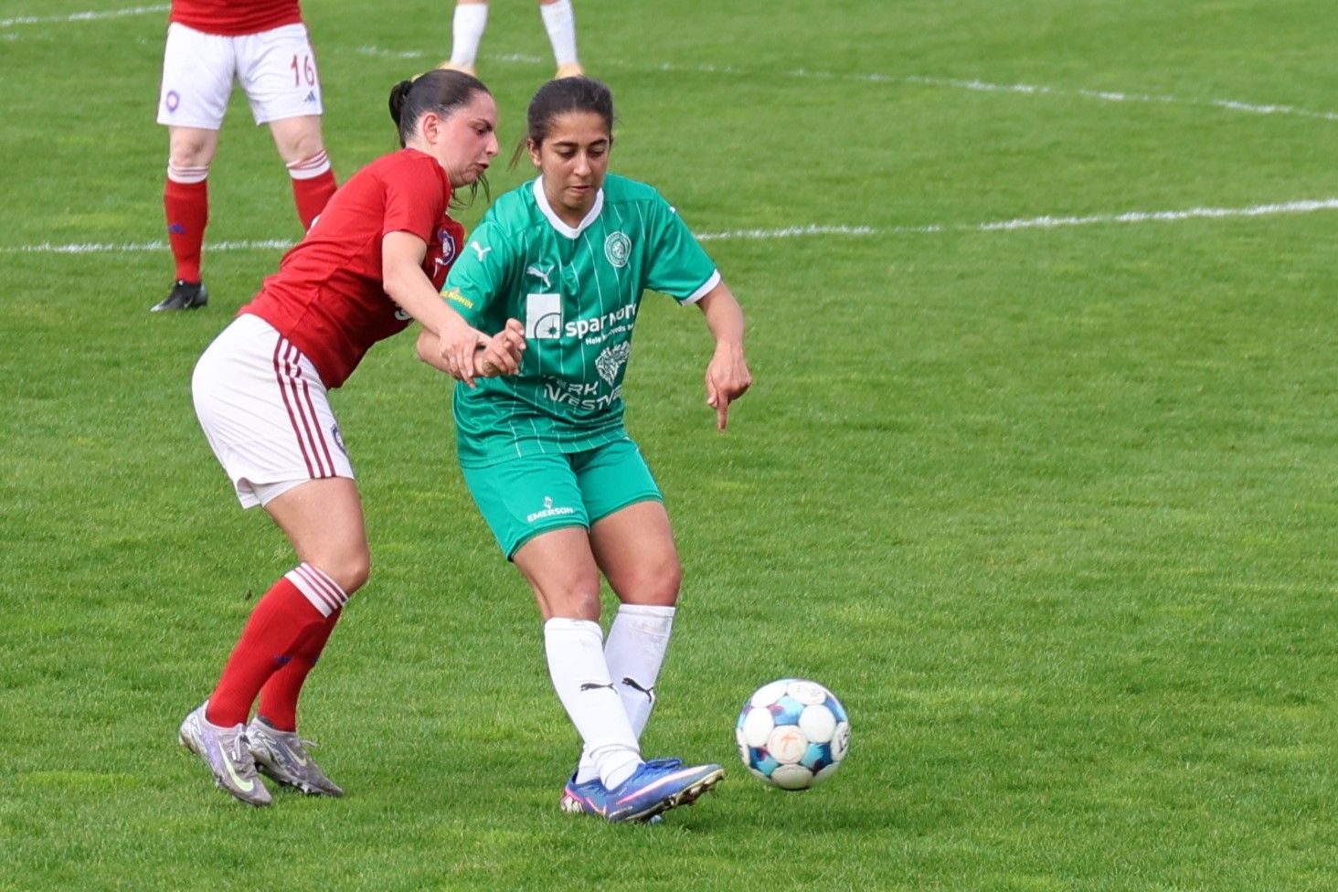 Indiske Aveka Singh scorede to gange i Næstved HGs storsejr i Aalborg. Her er hun i kamp mod Sundby.  Foto: John Ringstrøm