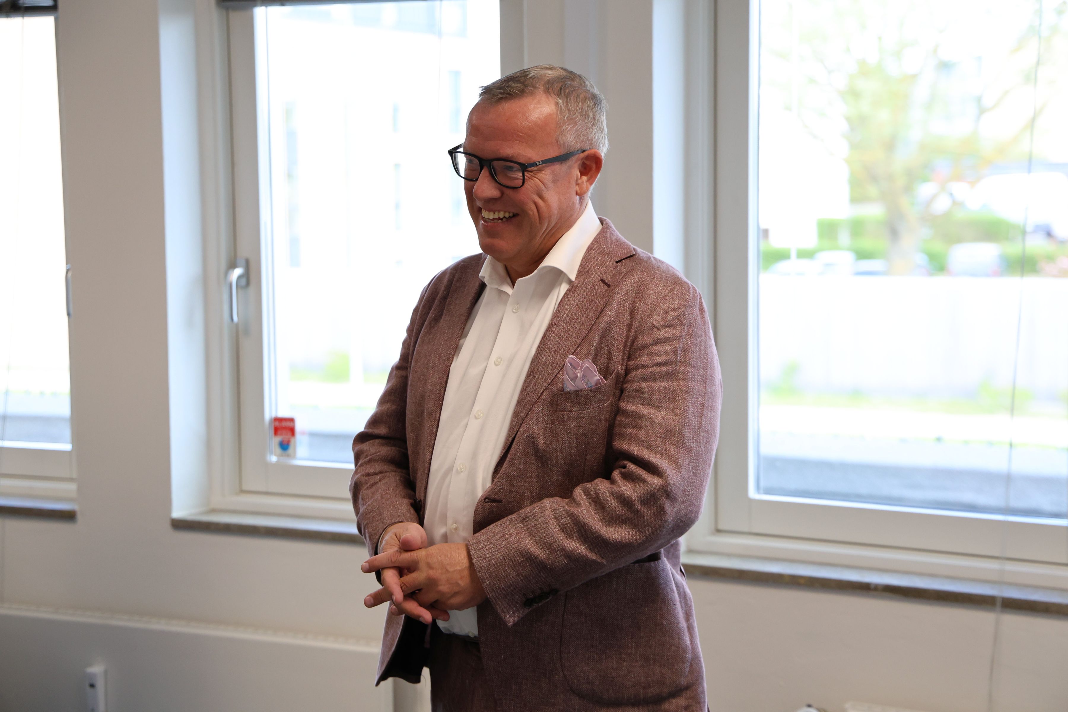 Nicolai Hartmann havde taget det pæne tøj på i dagens anledning. Slipset tages dog kun på, når der skal "bedes om penge i banken", som han smilende siger. Foto: John Ringstrøm