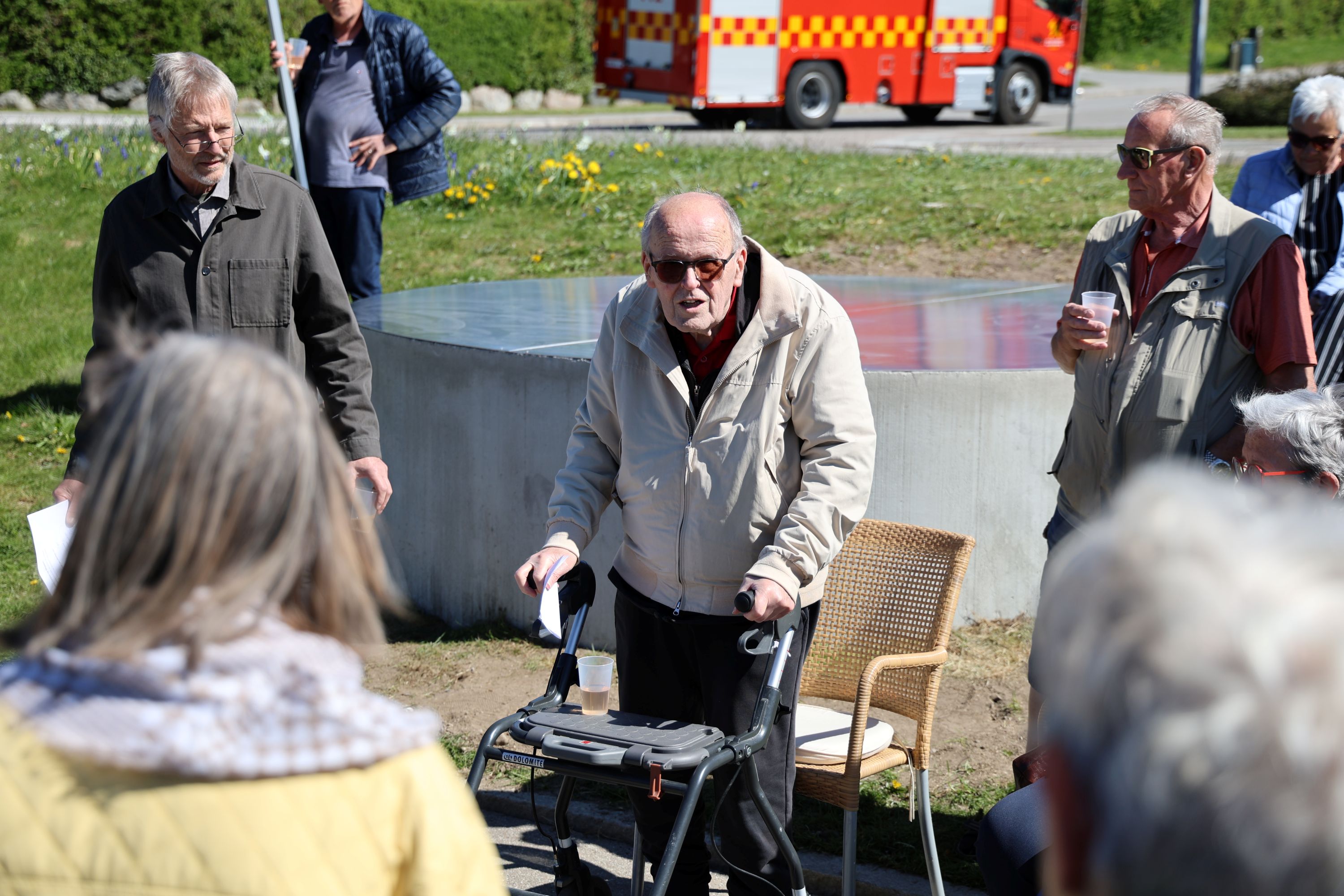 Nils Byskov-Ottosen er formand for Skulpturpark Næstved Havnepromenade og bød velkommen til alle gæsterne samt Heine Skjerning (t.v.). Foto: John RIngstrøm