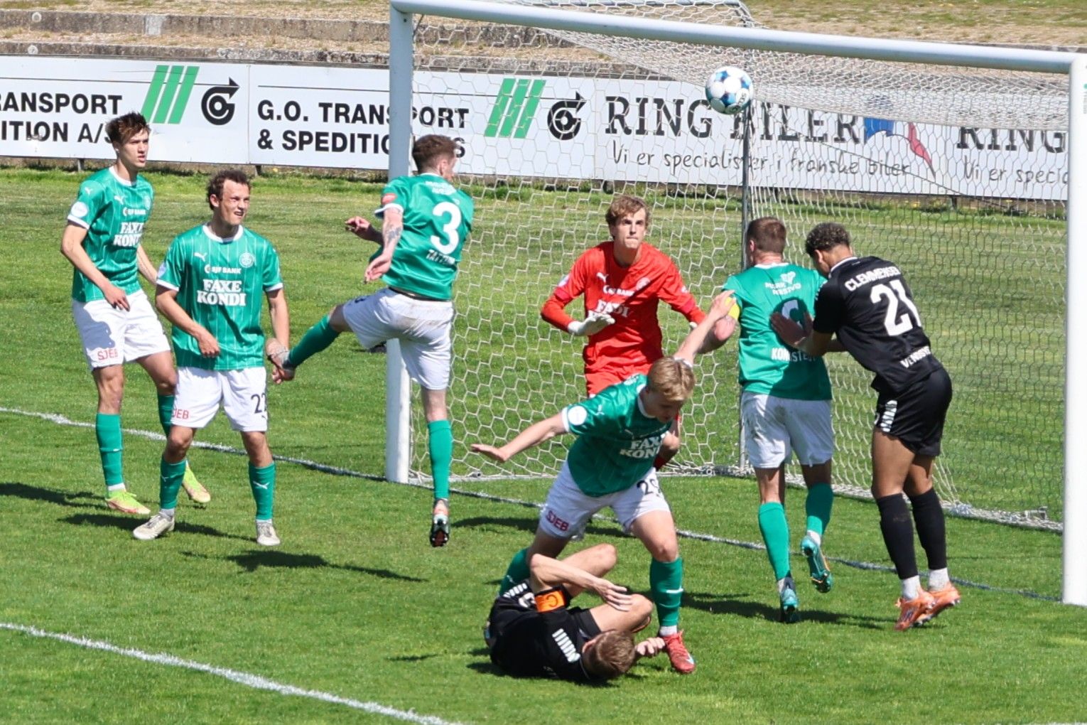 Målmand Andreas Søndenbroe havde nok at bestille i kampen mod Vendsysselm, der her kort før tid jagter deres fjerde mål. Foto: John Ringstrøm