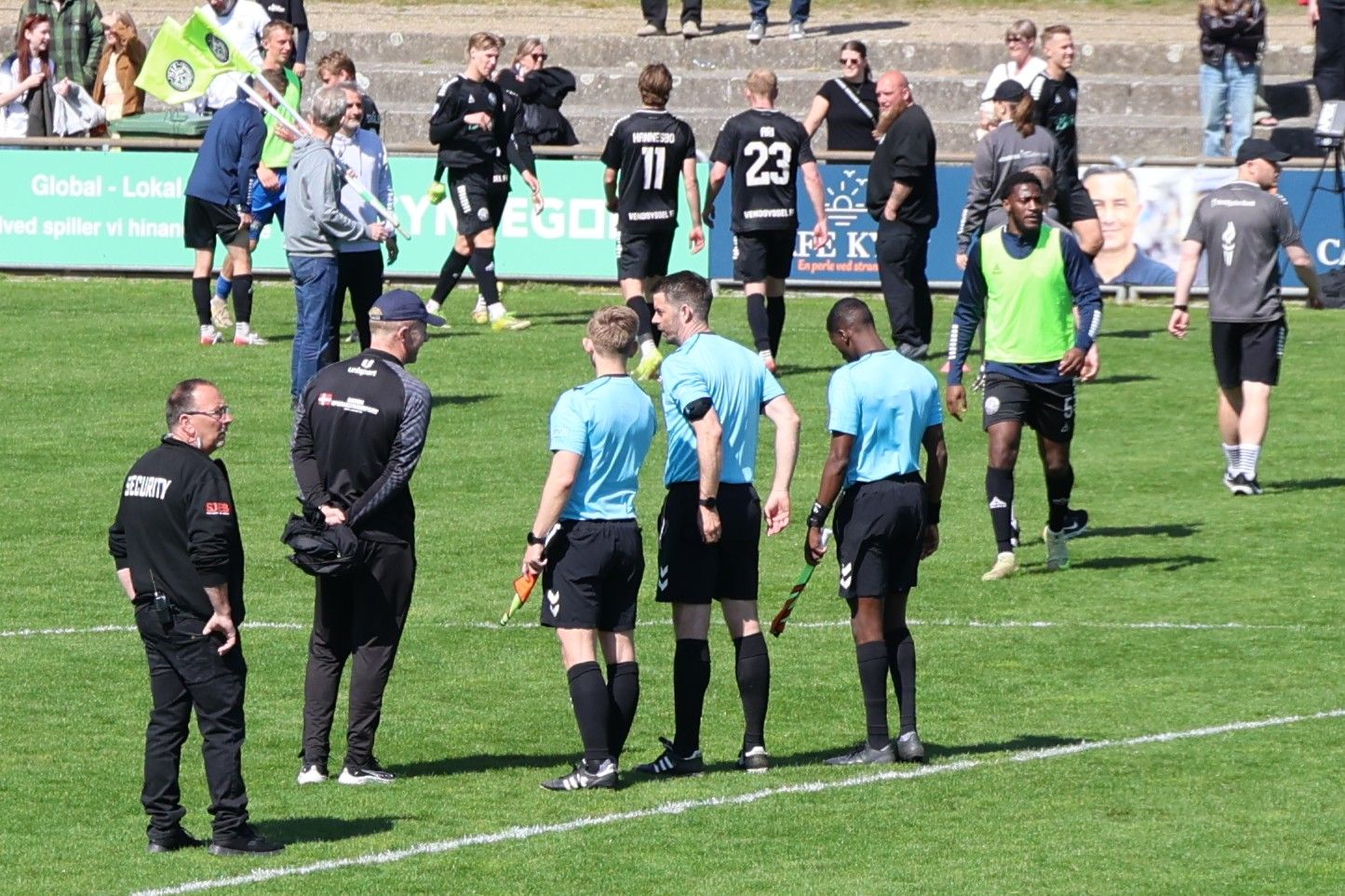 Næstved-træner Sune Lærkedahl Jensen siger tak for kampen, men han var vist ikke helt tilfreds med dommer Kasper Madsen og hans to linjedommere. Foto: John Ringstrøm