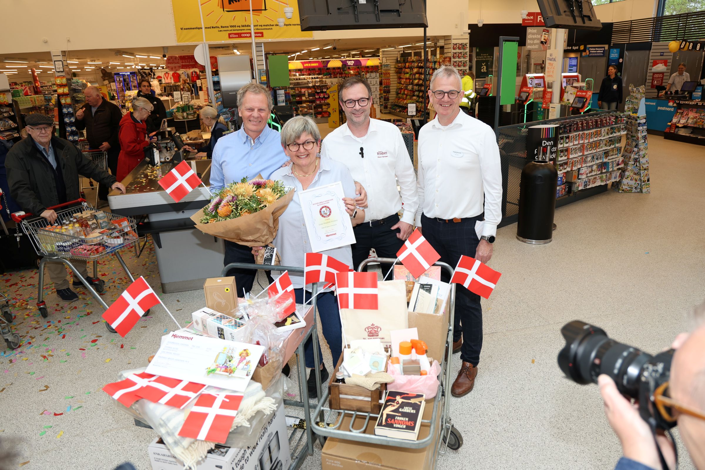 Lene Sindahl Nielsen omgivet af sine chefer. Fra venstre formand Michael Juhl, brugsuddeler Niels Kjeldsen og direktør Hans Larsen. Foto: John Ringstrøm