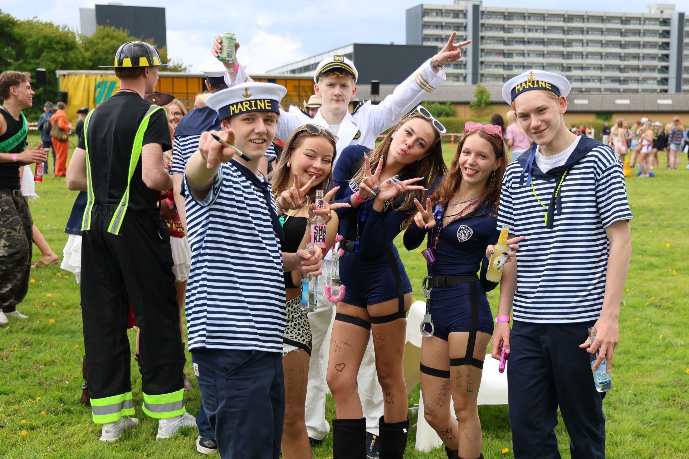 Sømænd og policegirls havde styr på tingene. Foto: John Ringstrøm